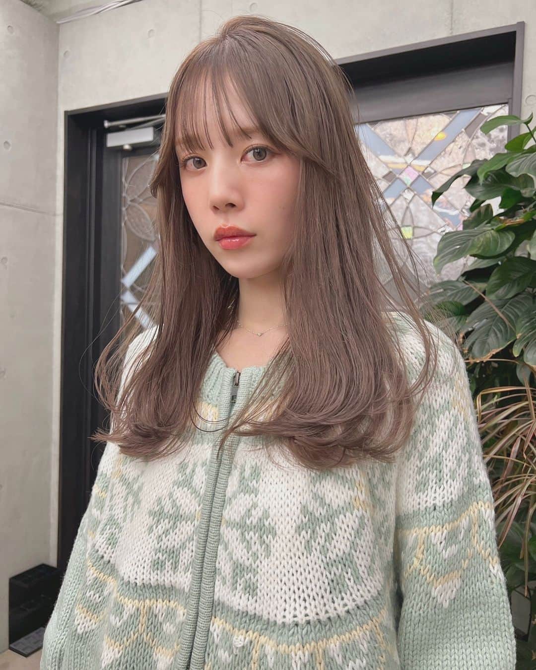 兼井遼のインスタグラム：「@sayako_memida  ミルクティーグレージュ＊  柔らかくほつれるヘア😌  ツヤのある 暗くても透明のある カラーならお任せください☺️  11月12月のご予約も まだまだお取りできます🙇🏻  ご質問などは コメントにてお問い合わせください！😌  #ケアカラー  #ヘアアレンジ  #ケアダブルカラー  #巻き方  #髪質改善カラー  #イルミナカラー  #ミルクティーベージュ #グレージュ  #ケアブリーチ  #ハイライトカラー  #ハイトーンカラー  #ブリーチ  #ダブルカラー   #インナーカラー  #オリーブアッシュ  #グラデーションカラー  #グレージュカラー  #ツヤトーン  #パーマ  #艶髪  #外国人風  #髪質改善トリートメント  #くびれヘア  #シースルーバング  #髪質改善  #ラベンダーグレージュ  #オリーブグレージュ  #トリートメント  #ヘアアクセサリー　#インナーハイライト」