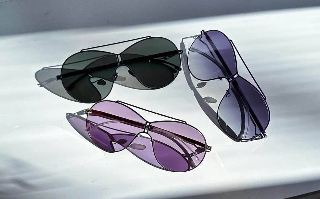MYKITA SHOP TOKYOのインスタグラム：「【STUDIO12.5】 「And Just Like That...（セックス・アンド・ザ・シティ新章）」で、サラ・ジェシカ・パーカー着用モデルのSTUDIO12.5。 サラ・ジェシカ・パーカーが演じる主人公キャリーのためにデザインされたサングラスです。 アビエーター型をモダンに落としこみ、他にはないデザインとなっております。  Model worn by Sarah Jessica Parker in "And Just Like That... (Sex and the City: New Chapter)", model worn by Sarah Jessica Parker, STUDIO 12.5. These sunglasses were designed for Sarah Jessica Parker's character, Carrie. The aviator shape is incorporated into a modern design, making it a unique design. _____ #mykita  #mykitastudio  #sunglasses #sunglassesfashion  #サングラス  #マイキータ」