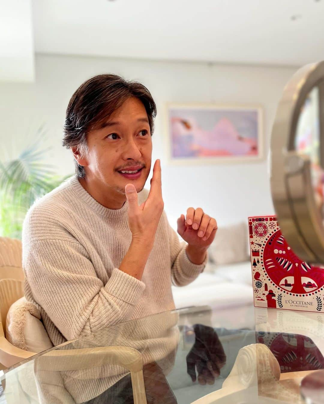 加藤章太郎さんのインスタグラム写真 - (加藤章太郎Instagram)「. 今年は日本各地へ出張も多く、忙しかった自分へのご褒美にリセットセラムの贅沢ケアで疲れ気味の自分を労り、リラックスしてゆったりとしたクリスマスを過ごしたいな。   これから12月にかけては特に乾燥が気になる時期なので、イモール リセットシリーズを使って自分に癒しの時間を！ 1プッシュでもちもちの泡がしっかり毛穴の汚れを落とし、夜用美容液のイモーテル オーバーナイトリセットセラムを塗るだけの簡単ケア。 香りが凄くいいので、気分も癒されます。 どんなに寝不足でもセラムさえあれば、翌朝にはしっかり眠ったようなスッキリ顔に😊   @loccitane_jp #PR #ロクシタン #クリスマスコフレ #loccitanepr #JOYwithloccitane #クリスマスギフト」11月22日 18時31分 - __shotaro__