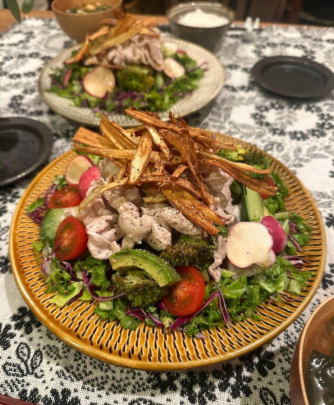 黄川田としえさんのインスタグラム写真 - (黄川田としえInstagram)「\\パリパリごぼうのせ豚しゃぶサラダ//  今日のご飯なーに？って久しぶりに聞いたこの声。 何食べたい？と聞くと、ごぼう乗ったサラダのやつ！って。 夏に頻繁に作ったリカバリー豚しゃぶサラダが大好物のようです。ていうか、このパリパリのごぼう乗せればなんでも美味しい。  野菜室の野菜を寄せ集め、 ケール、サラダ菜、紫キャベツ、アボカド、きゅうり、かぶ、ミニトマトは適当に器にもりもり乗せて、 茹でた豚肉のせて、 カリカリに揚げたごぼうをのせて。  ごま油とアマニ油を少したらし、 ポン酢好きのリーちゃんはポン酢をかけて。  いただきものの新米に、いか明太子と鮭の塩辛！ めちゃくちゃ美味しくて食べすぎちゃいます。  ごちそうさまでした〜。 　 #tottogohan  #tottoサラダ #リカバリーフード #抗酸化作用#疲労回復　 #ジュニアアスリートフード #アスリートフード　 #晩ごはん#dinner#salad」11月22日 18時32分 - tottokikawada