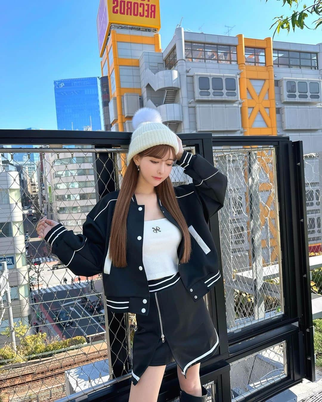 吉川ちかのインスタグラム：「久しぶりの カジュアルCODEにしたよ セットアップになってるよ🥺🩷 (@selectshop.joie_official )だよ！  形も綺麗だし 開けても、閉じて着ても可愛い✌️💕 スカートもジッパーが 付いてるからそこもお気に入りポイント！  #カジュアルコーデ#カジュアルスタイル#カジュアル#カジュアルファッション#selectshop#宮下パーク#宮下パーク屋上」