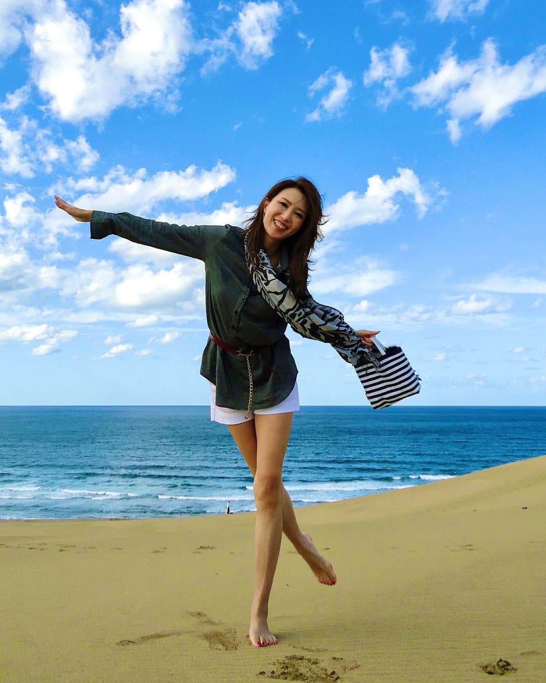 奈々さんのインスタグラム写真 - (奈々Instagram)「ずーーーーーいぶん前に むかーしに 鳥取砂丘に行った時のお写真😍  また、行きたいな〜💕  写真は元気よく笑ってますが 誰もいないルートでここまできたので ここに辿り着くまでに ２時間ぐらい歩いてます🤣  その 鳥取砂丘で草生栽培した ラベンダーのエッセンシャルオイルを 贅沢に使用したオーガニックシャンプー&リンス😊 髪にも地球にも優しい😍  ラベンダーの香りが心地よくて いい香り💖  洗い上がりサラサラ髪に🥰  ストーリーチェックしてみてね💖  @sakyu.midre_official  @narrow_official  #pr#とっとりトリートビジョンアンバサダー #とっとりトリートビジョン#鳥取#sakyu #sakyumidre#sakyuミドレシャンプー #sakyuミドレトリートメント #ヘアケア #プレミアムシャンプー#鳥取土産#鳥取名産 #ラベンダーシャンプー#ラベンダー#アメニティ#鳥取旅行#鳥取観光#鳥取イベント #tottorisakyu#鳥取好きな人と繋がりたい」11月22日 18時36分 - nanafujn
