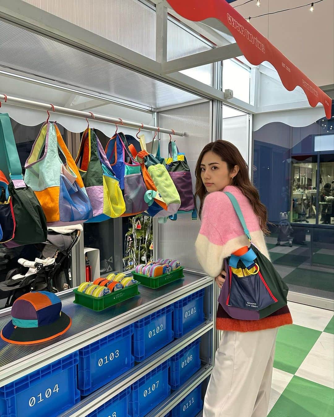 宮瀬いとさんのインスタグラム写真 - (宮瀬いとInstagram)「・  シンガポール発 デザイン スタジオ  ”Beyond The Vines / ビヨンド ザ バインズ ”  のPOPUPに行ってきました🎄.*  軽いのに機能的！ここにもポケット！とわたしの母も欲しがっていました( ◜ᴗ◝ )笑  カラフルなデザインで普段シンプルな服装が多い私にも彩りを与えてくれる存在になりそうです❤️  11月16日（木）〜 27日（月） の間、代官山T-SITEにて開催していて お買い物をすると自分で選べるチャームが作れるよ〜🤭🌱  @beyondthevines @beyondthevinesjapan   #PR #beyondthevines #ビヨンドザバインズ」11月22日 18時36分 - ito_miyase
