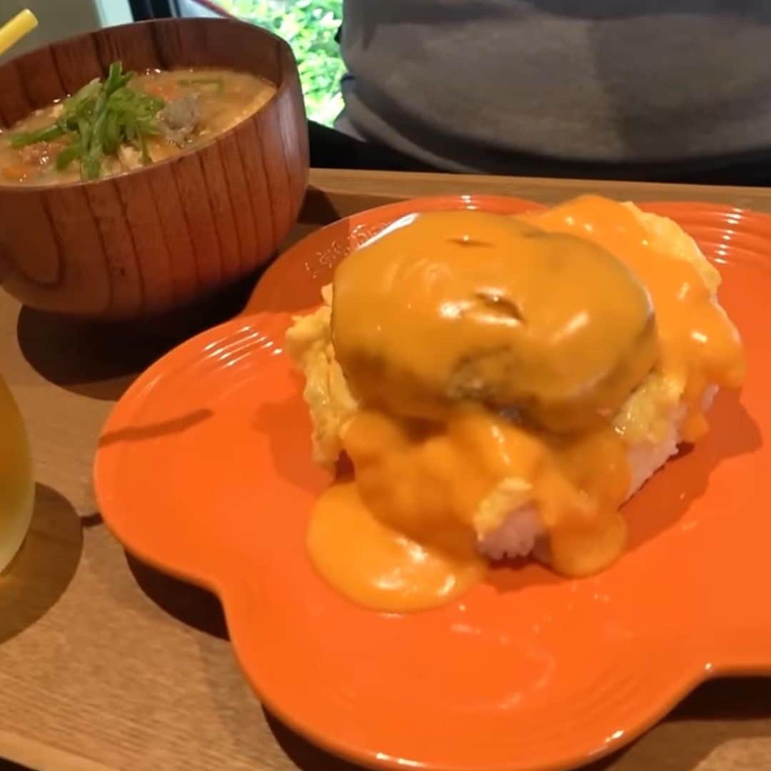 中島浩二さんのインスタグラム写真 - (中島浩二Instagram)「唐揚げの食べ放題だっただすーー🤣🤣🤣  ただ、メインはおむすびって事で😅  六本松にある、おむすびリパブリック‼️ 中華飲みが出来る、豆皿中華Qがお昼にやってるお店‼️  色んなおむすびがあって、もう、握ってないというか😅  今回注文したのは、エグチバ‼️ エッグとチーズとハンバーグでエグチバ‼️  そこに、唐揚げ、明太じゃがいもとミンチサラダが食べ放題🤣🤣🤣  結局、唐揚げは六つ食べただすーー🤣🤣🤣  ロケじゃなかったら、10個はいったかも😅😅😅  おむすびはフカフカで、豚汁は美味しいし、なんかバランスの良いランチだっただすーー😊  六本松からちょっと入った所です。是非‼️  YouTubeに新しい動画アップしてるんで、お楽しみ下さい😊  プロフィールから飛べるだすーー😊😊😊  #福岡グルメ　#豆皿中華Q  #おむすびリパブリック　#唐揚げ食べ放題　#福岡唐揚げ食べ放題　#おむすび専門店　#六本松グルメ」11月22日 18時36分 - koji_nakajiii