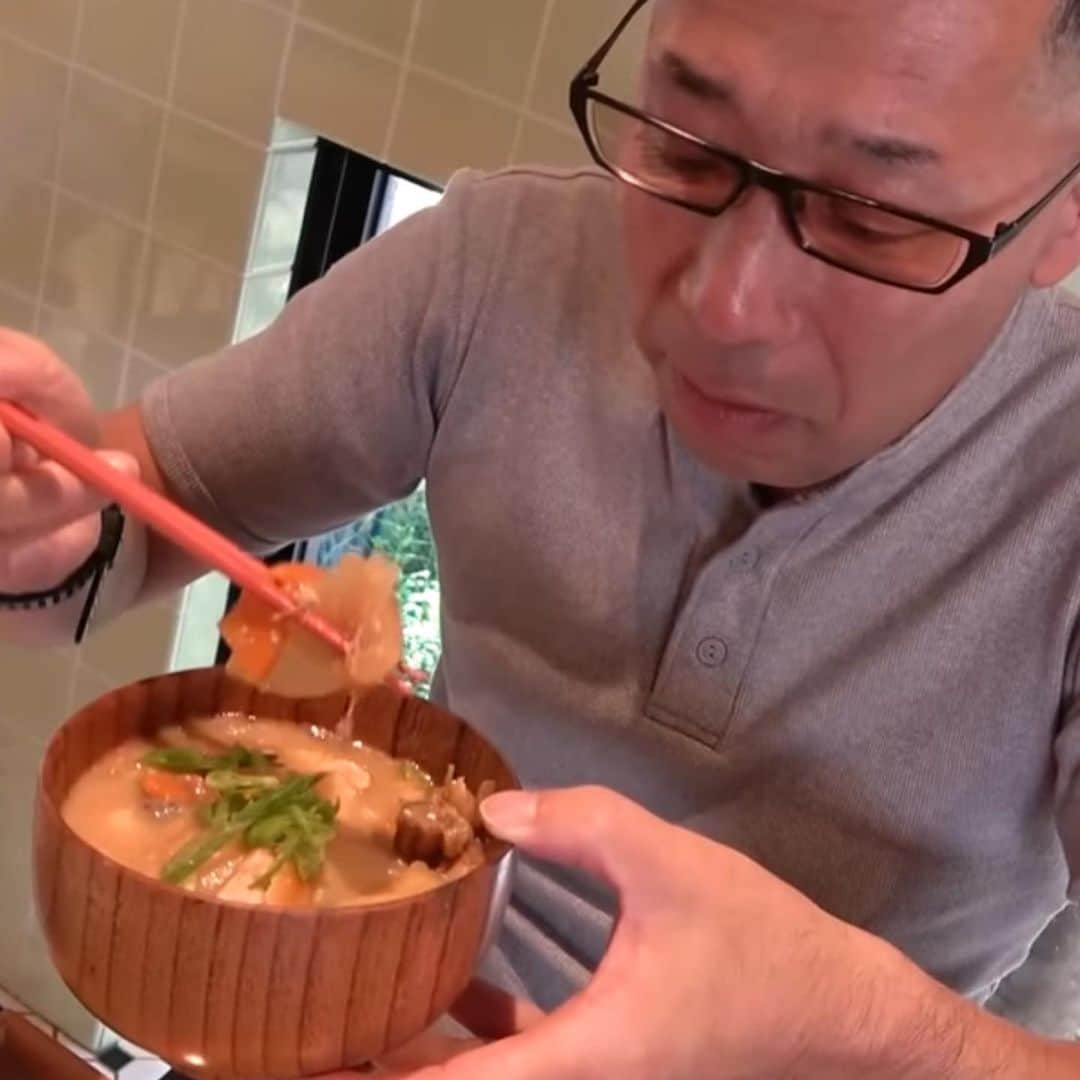 中島浩二さんのインスタグラム写真 - (中島浩二Instagram)「唐揚げの食べ放題だっただすーー🤣🤣🤣  ただ、メインはおむすびって事で😅  六本松にある、おむすびリパブリック‼️ 中華飲みが出来る、豆皿中華Qがお昼にやってるお店‼️  色んなおむすびがあって、もう、握ってないというか😅  今回注文したのは、エグチバ‼️ エッグとチーズとハンバーグでエグチバ‼️  そこに、唐揚げ、明太じゃがいもとミンチサラダが食べ放題🤣🤣🤣  結局、唐揚げは六つ食べただすーー🤣🤣🤣  ロケじゃなかったら、10個はいったかも😅😅😅  おむすびはフカフカで、豚汁は美味しいし、なんかバランスの良いランチだっただすーー😊  六本松からちょっと入った所です。是非‼️  YouTubeに新しい動画アップしてるんで、お楽しみ下さい😊  プロフィールから飛べるだすーー😊😊😊  #福岡グルメ　#豆皿中華Q  #おむすびリパブリック　#唐揚げ食べ放題　#福岡唐揚げ食べ放題　#おむすび専門店　#六本松グルメ」11月22日 18時36分 - koji_nakajiii