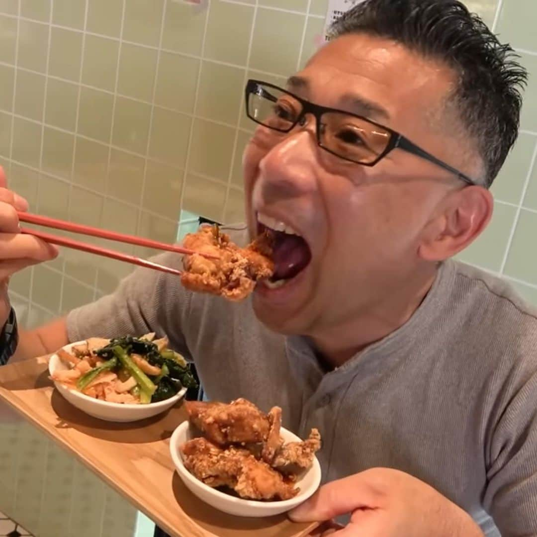 中島浩二さんのインスタグラム写真 - (中島浩二Instagram)「唐揚げの食べ放題だっただすーー🤣🤣🤣  ただ、メインはおむすびって事で😅  六本松にある、おむすびリパブリック‼️ 中華飲みが出来る、豆皿中華Qがお昼にやってるお店‼️  色んなおむすびがあって、もう、握ってないというか😅  今回注文したのは、エグチバ‼️ エッグとチーズとハンバーグでエグチバ‼️  そこに、唐揚げ、明太じゃがいもとミンチサラダが食べ放題🤣🤣🤣  結局、唐揚げは六つ食べただすーー🤣🤣🤣  ロケじゃなかったら、10個はいったかも😅😅😅  おむすびはフカフカで、豚汁は美味しいし、なんかバランスの良いランチだっただすーー😊  六本松からちょっと入った所です。是非‼️  YouTubeに新しい動画アップしてるんで、お楽しみ下さい😊  プロフィールから飛べるだすーー😊😊😊  #福岡グルメ　#豆皿中華Q  #おむすびリパブリック　#唐揚げ食べ放題　#福岡唐揚げ食べ放題　#おむすび専門店　#六本松グルメ」11月22日 18時36分 - koji_nakajiii