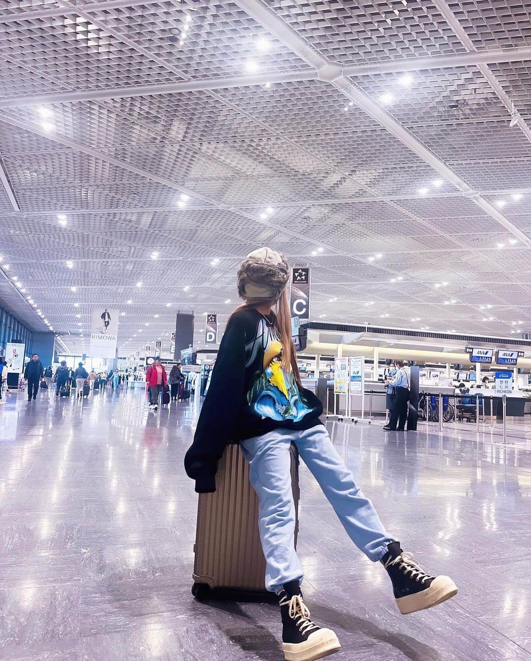 のインスタグラム：「韓国~🇰🇷✈️いぇい〜🧚🪄  さむ〜い笑」