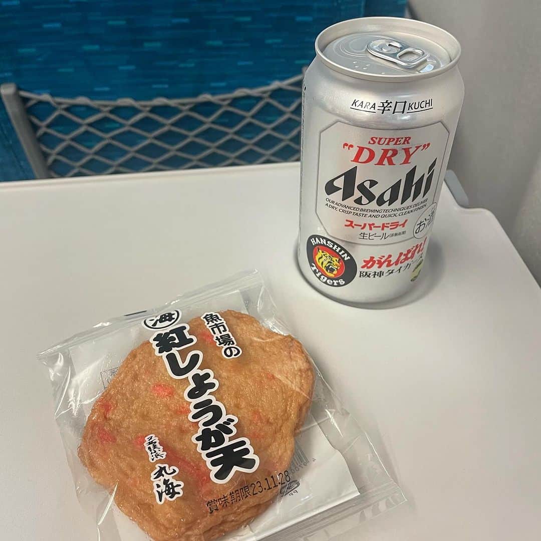 井上あみなさんのインスタグラム写真 - (井上あみなInstagram)「今日は大阪へ🙆‍♀️ 今月3回目の大阪❣️ 今回は16時から予約だったから行きも帰りも新幹線でとんぼがえり🚄  歯医者さん終わりー✨🦷 セラミック付け替え完了(*`･ω･)ゞ まだよく見てないけど15年ぐらい慣れ親しんだ差し歯じゃなくなったからものすごく違和感w  ってことで東京帰ります🚄  行きはルイベ漬けの駅弁😋  帰りは新幹線の時間まで串カツだるま お気に入りのカマンベール串2本食べた😋  新幹線でもビール！ 350mlと、500mlももう1本買っちゃった(´>∀<｀)ゝ  紅しょうが天うまぁ😊 隣りの知らないおじさんはじゃがりことビール(笑)じゃがりこ食いてぇw  #串カツだるま  #大阪グルメ  #新大阪グルメ  #新幹線  #ルイベ漬け  #ルイベ漬け盛り海鮮弁当  #鮭のルイベ漬盛り海鮮弁当  #串カツ」11月22日 18時48分 - amina_inoue0702