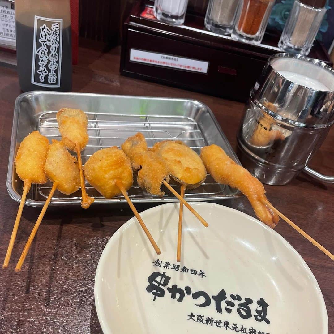 井上あみなさんのインスタグラム写真 - (井上あみなInstagram)「今日は大阪へ🙆‍♀️ 今月3回目の大阪❣️ 今回は16時から予約だったから行きも帰りも新幹線でとんぼがえり🚄  歯医者さん終わりー✨🦷 セラミック付け替え完了(*`･ω･)ゞ まだよく見てないけど15年ぐらい慣れ親しんだ差し歯じゃなくなったからものすごく違和感w  ってことで東京帰ります🚄  行きはルイベ漬けの駅弁😋  帰りは新幹線の時間まで串カツだるま お気に入りのカマンベール串2本食べた😋  新幹線でもビール！ 350mlと、500mlももう1本買っちゃった(´>∀<｀)ゝ  紅しょうが天うまぁ😊 隣りの知らないおじさんはじゃがりことビール(笑)じゃがりこ食いてぇw  #串カツだるま  #大阪グルメ  #新大阪グルメ  #新幹線  #ルイベ漬け  #ルイベ漬け盛り海鮮弁当  #鮭のルイベ漬盛り海鮮弁当  #串カツ」11月22日 18時48分 - amina_inoue0702