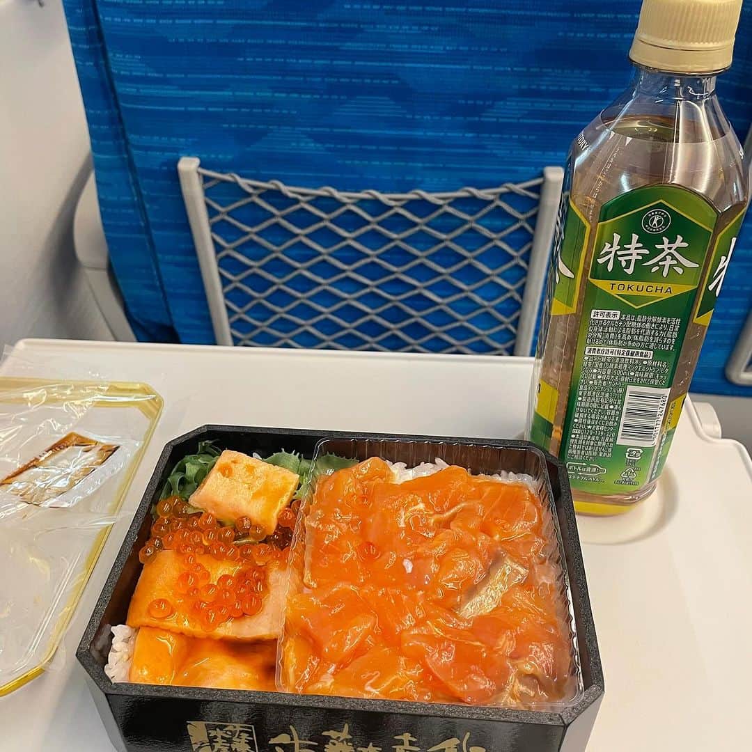 井上あみなさんのインスタグラム写真 - (井上あみなInstagram)「今日は大阪へ🙆‍♀️ 今月3回目の大阪❣️ 今回は16時から予約だったから行きも帰りも新幹線でとんぼがえり🚄  歯医者さん終わりー✨🦷 セラミック付け替え完了(*`･ω･)ゞ まだよく見てないけど15年ぐらい慣れ親しんだ差し歯じゃなくなったからものすごく違和感w  ってことで東京帰ります🚄  行きはルイベ漬けの駅弁😋  帰りは新幹線の時間まで串カツだるま お気に入りのカマンベール串2本食べた😋  新幹線でもビール！ 350mlと、500mlももう1本買っちゃった(´>∀<｀)ゝ  紅しょうが天うまぁ😊 隣りの知らないおじさんはじゃがりことビール(笑)じゃがりこ食いてぇw  #串カツだるま  #大阪グルメ  #新大阪グルメ  #新幹線  #ルイベ漬け  #ルイベ漬け盛り海鮮弁当  #鮭のルイベ漬盛り海鮮弁当  #串カツ」11月22日 18時48分 - amina_inoue0702