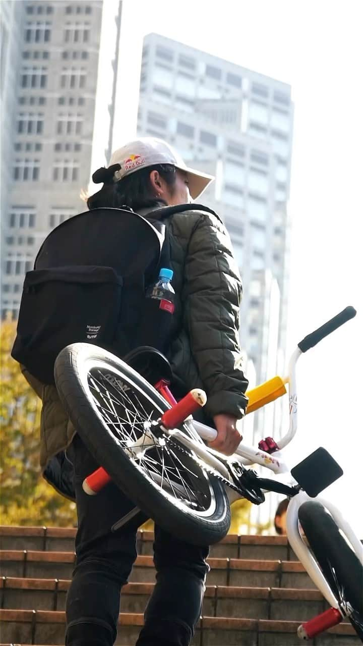 マンハッタンポーテージのインスタグラム：「🚲 : @kio_hayakawa  🎥 : @4pegy  editor : @daisuke_mb  👜 : @mp_japan × @fourthirty_official   #manhattanportage #fourthirty #430 #newyork #bmx #bmxflatland #bmxstreet #bmx #messengerbag #backpack #マンハッタンポーテージ  #早川起生  #フォーサーティー #メッセンジャーバッグ #バックパック」