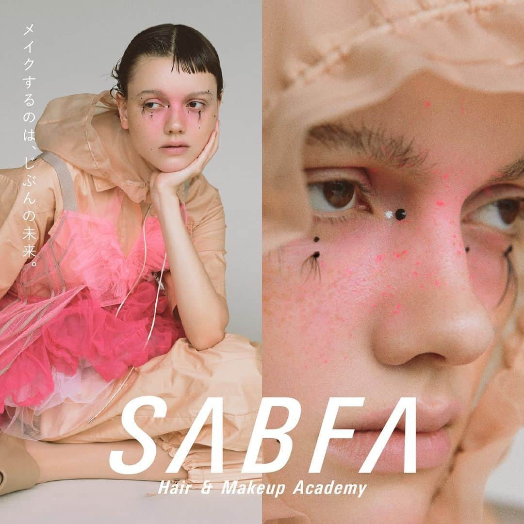 資生堂 のインスタグラム：「SABFA Hair&Makeup Academy 2024 Main Visual @sabfa_official    メイクするのは、じぶんの未来。   Hair&Makeup: @ikuko_shindo_official   Photo: @masayatanaka1212  Styling: Maruri Kawakami    資生堂ヘアメイクアップアーティストが講師を務めるSABFAでは、原宿校5コース、オンライン校2プログラムの2024年4月期生入学申込受付がスタートしました。   ◆原宿校 ・メイクアップコース ・ヘアメイクアップコース ・アドバンス メイクアップコース ・アドバンス ヘアコース ・アート&ディレクション ヘアメイクアップコース   ◆オンライン校　※先着順、入試なし、定員に達し次第受付終了 ・オンラインヘアプログラム ・オンラインメイクアッププログラム   募集期間：2023年11月13日（月）～2024年2月9日（金）   学校説明会や、無料体験講座も開催中です。 コース詳細・願書お申込みはSABFA　HPをご確認ください。   #sabfa #サブファ #ヘアメイクスクール #withharajuku #ウィズ原宿 #原宿 #美容師 #美容学生 #美容専門学校 #美容部員 #ヘアメイクアップアーティスト #ヘアメイクアーティスト #学校説明会　#shiseidohma　#進藤郁子　#ikukoshindo」