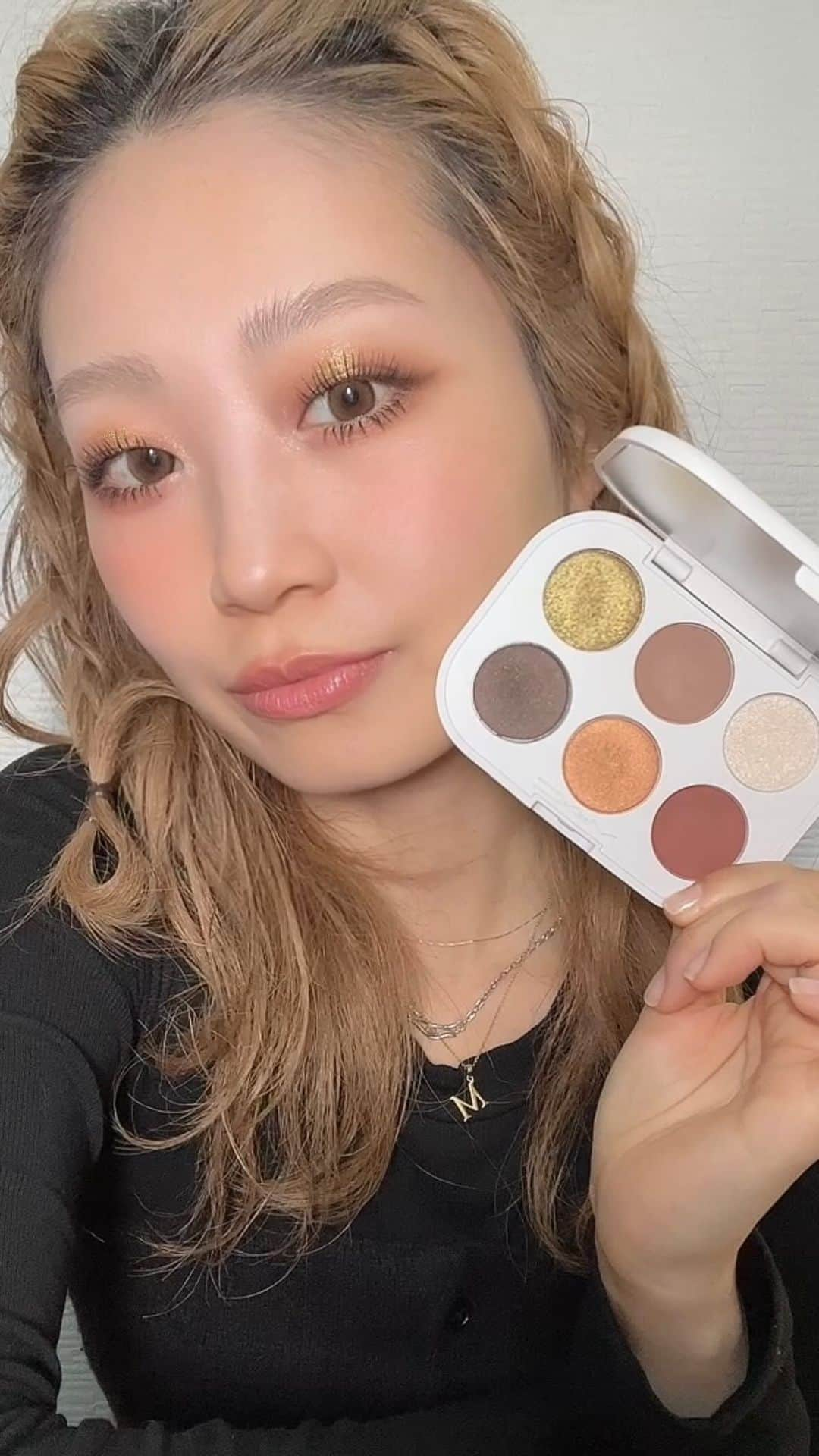 M∙A∙C Cosmetics Japanのインスタグラム：「SNSで”塗るイルミネーション”と話題の、ホリデーシーズンにふさわしい限定カラーが詰まった6色アイパレット。 ベーシックカラーで陰影と血色感をつくり、ポイントカラーでイルミネーションのように輝くきらめきをオン。目元や眉、ハイライトに使える高発色の万能パレットで、目元を華やかにドレスアップして✨ 真っ白な雪景色や煌めく雪の結晶からインスピレーションを得たシルバーホワイトのパッケージデザインにも注目◎  ＜使用製品＞ スコール ゴールズ アイシャドウ パレット × 6 : キャビン フィーバー  Make up by @masam1101   #MACHoliday #MACクリスマスコフレ2023 #MACコスメ #MACBizarreBlizzardBash #塗るイルミネーション」