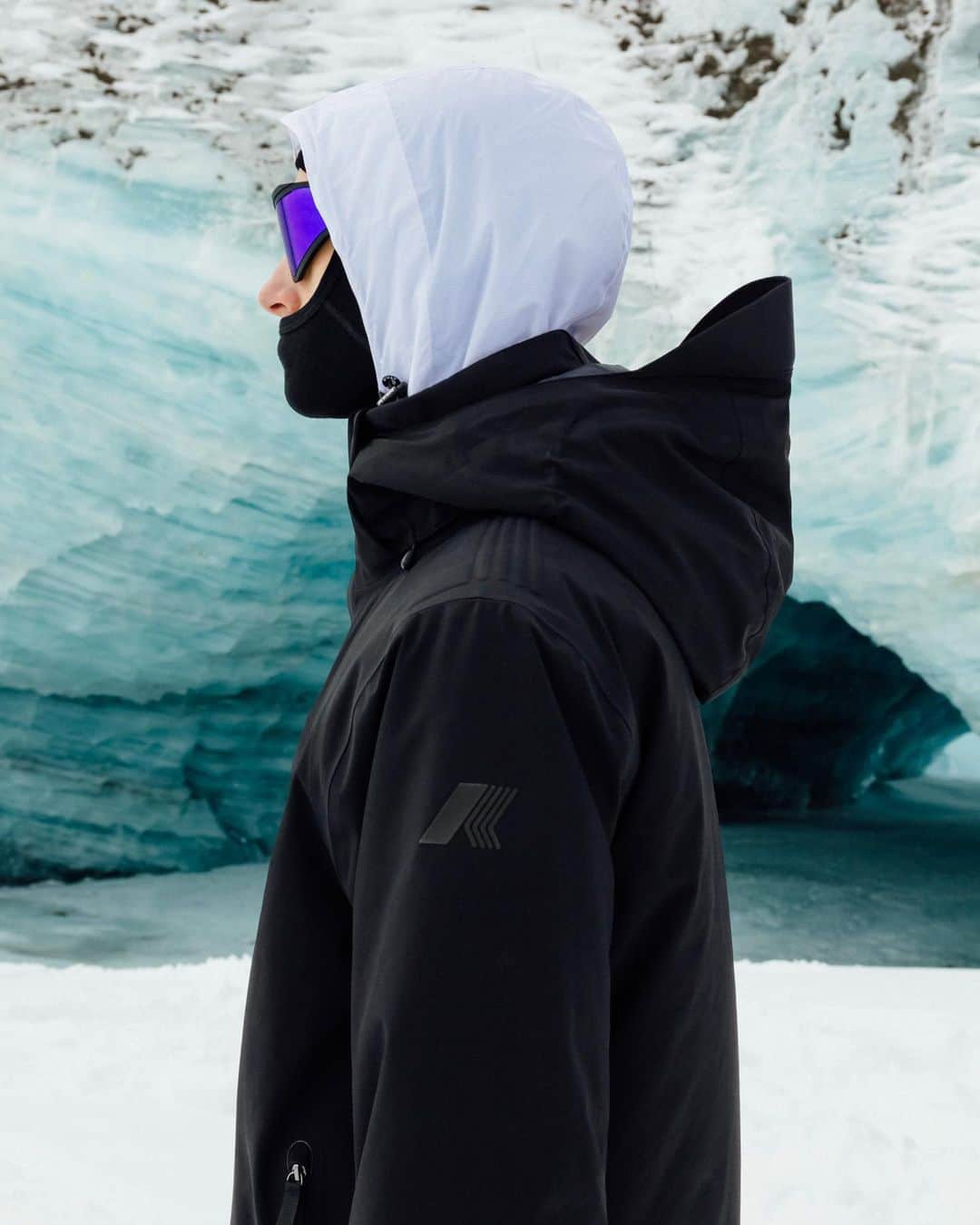 ケイウェイのインスタグラム：「Engineered for ultimate comfort, the Malamot men's jacketfeatures inner stretch cuffs, providing an ultra-snug fit that keeps the cold at bay. The jacket is fortified with EcoPrimaLoft padding, delivering superior insulation, while the quilted nylon lining adds an extra layer of warmth.            Discover more on www.k-way.come   #KWAY」