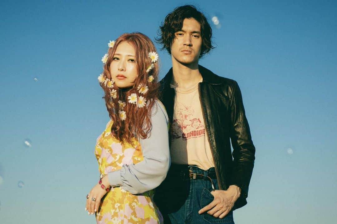 ビルボード・ジャパンのインスタグラム：「通算7枚目のアルバム『The Goldmine』をリリースした GLIM SPANKYのインタビューを公開中！  “全てが主役級”な楽曲たちを揃えたという自信に満ちたコメントも頷ける傑作について、松尾レミ（Vo./Gt.）、⻲本寛貴（Gt.）に話を訊きました！⚡️   🔗：https://www.billboard-japan.com/special/detail/4172  #GLIMSPANKY」