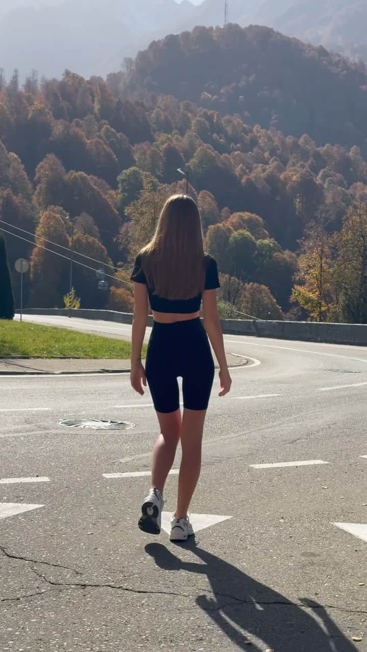 Galina Dubのインスタグラム：「Morning walk among the mountains 🏔️」