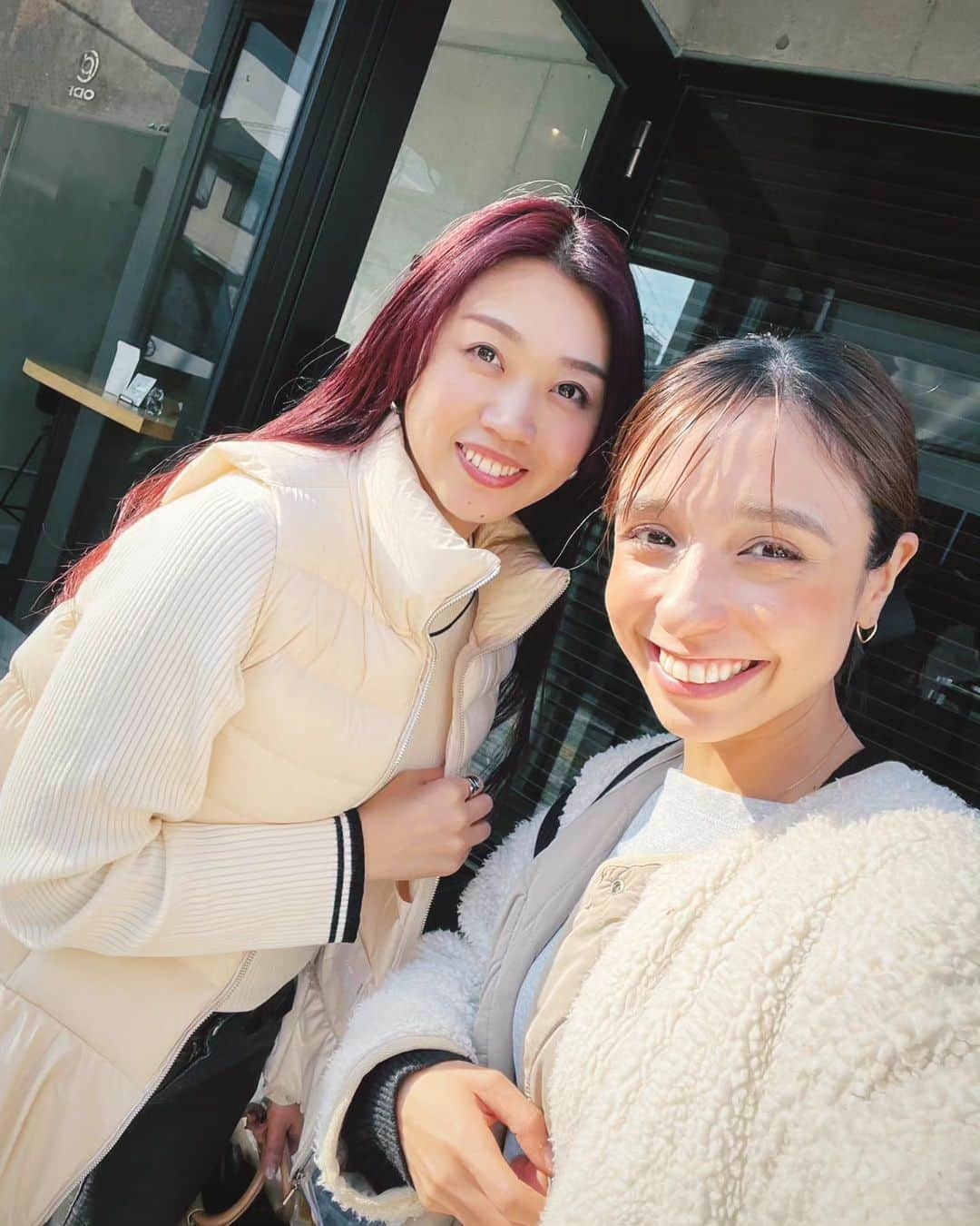 ERINA UENOさんのインスタグラム写真 - (ERINA UENOInstagram)「2023.11.22 ☕🧸🤍 久しぶりに再会できた @101narumi さん♡  タレント業、家事、育児に 新たな挑戦も始められてご活躍👏✨  大きな瞳に吸い込まれそうになりながら 「なんて可愛んだ、、🥹💓」と 眺めていたら加わる謎の動きに吹く…🤣 そんなギャップに癒されます♡  爆速のトークタイムのお供に @koyamacoffee さん手作りの干し柿が すごく美味しかったです。。 （やっぱり朝倉市杷木の柿✨）  トーク弾んで愉快になり 車を置き忘れ歩いて帰る所でした。 またの再会を楽しみにしてます🍒🤍  * *⁡ ⁡⁡ ⁡⁡#Fukuoka  #Fukuokamama ⁡ ⁡#福岡ママ #ホワイトコーデ」11月23日 0時14分 - erina_flowdia