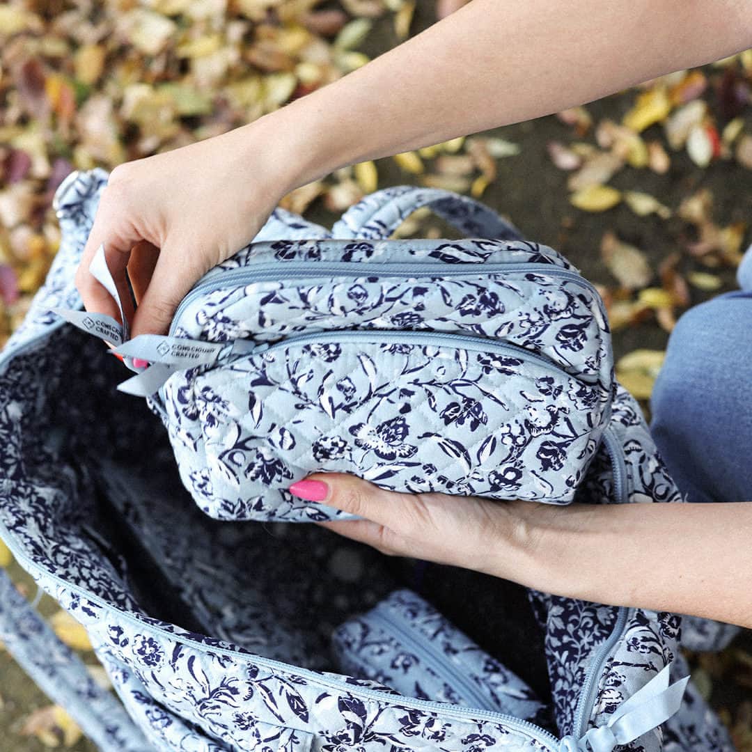 ヴェラブラッドリーのインスタグラム：「🎁 Gift Idea: Use our cosmetic bags to wrap presents in a perfectly practical (and pretty) pouch. 📸: @truthfullycharlie  #holidaygifting #giftingideas #verabradley #quiltedcotton #holidayinspo」