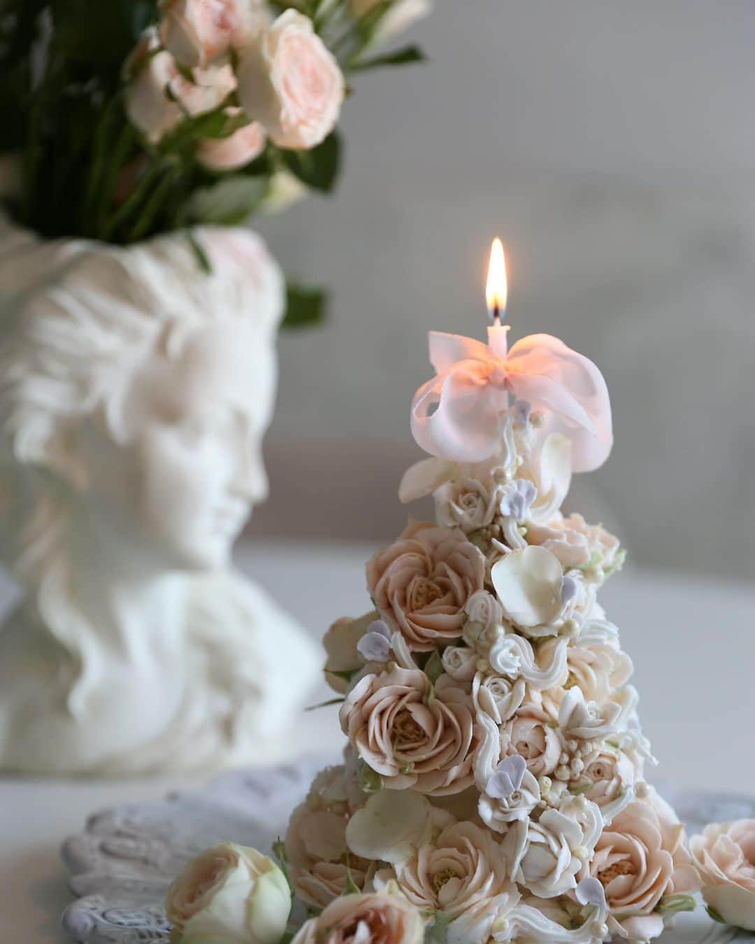 청담 수케이크 (atelier soo)のインスタグラム：「ㅡ Classic rose 🤍🤍🤍  #treecake」