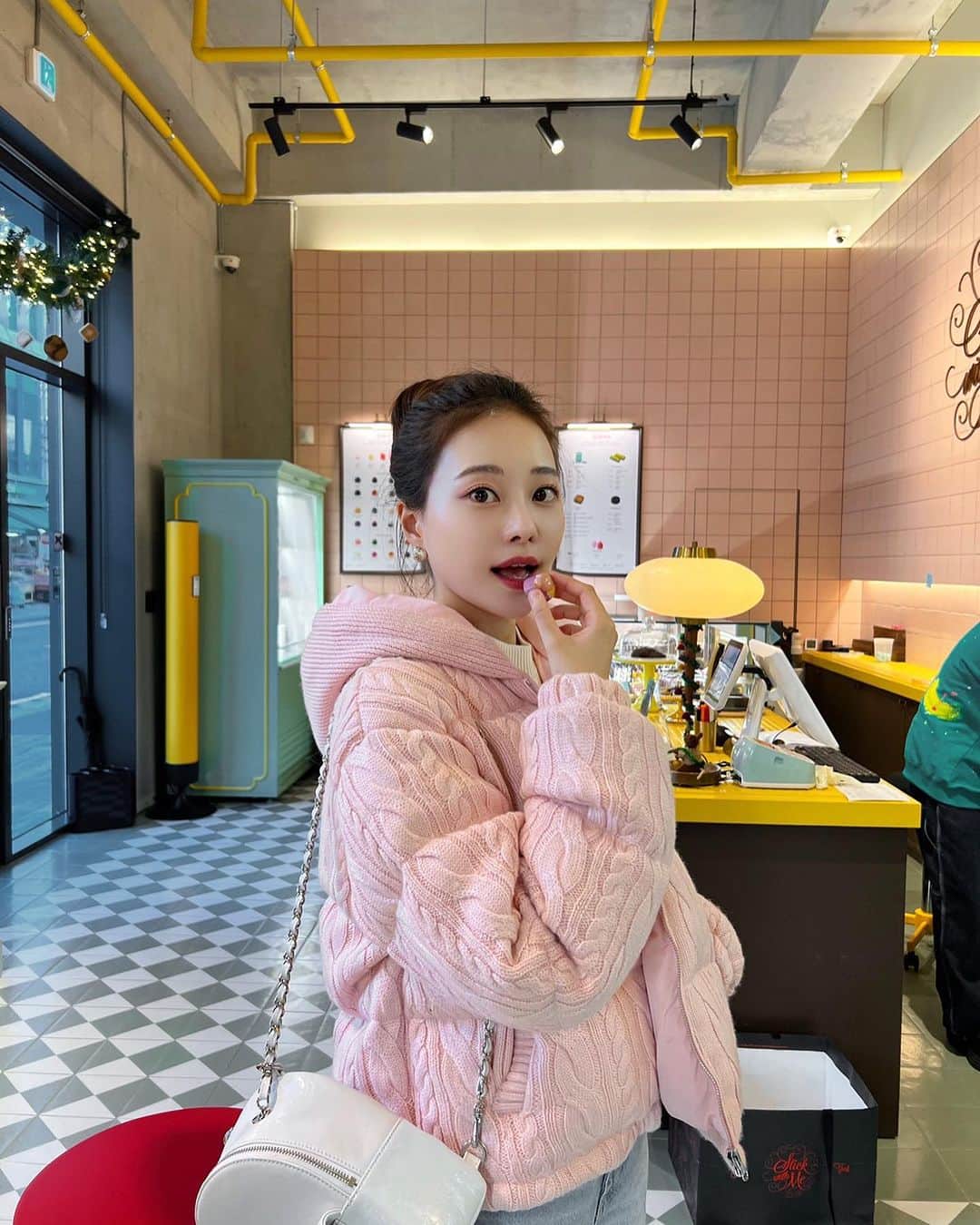 キム・ミニョンのインスタグラム：「아니...일주일만에 인스타 하능거 실화에오?! ㅋㅋㅋㅋㅋㅋㅋㅋㅋㅋㅋ 저 살아있숩니다~~~~~~~~~ 현생이 넘 싱숭생숭했는데 극뽁완 💖  수능이벤트 준비해온다고 했는데  죄금 뒷북같지만...  1. 사진 속 존맛탱 초콜렛 한박스 👉🏻당순이의 요즘 최애 디저트랍니다 🍫세분 추첨할게요 2.로아르 블러셔 섀도 마스카라 립 색조세트 👉🏻더 예뻐지시라구 🥰 세분 추첨할게요 3. 로아르 20% 할인쿠폰 💖 (고객센터로 인증해주시면 되어용) 👉🏻 스무살 축하하는 의미로다가 전부드려요  댓글 마구마구 남겨주세오 💖」
