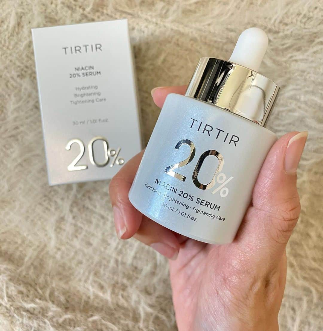 佐藤茜さんのインスタグラム写真 - (佐藤茜Instagram)「TIRTIR NIACIN 20% SERUM  @tirtir_jp_official の新しい美容液だよ🤍  ナイアシンアミドが20%も配合されてて、肌のシミ、くすみ、そばかす、毛穴改善に効果があるよ🫧  とろみのあるこっくりとしたテクスチャーで、しっかり保湿してくれるのに、肌にのせるとさらっとのびるのが嬉しい🐰  トリプルブライトニングケアにより、透明感のある輝く肌にしてくれるよ♡  アンチエイジングとしても効果大 !  今日から始まったメガ割でも購入できるから、気になったらチェックしてみてねっ☁  #PR #TIRTIR #ティルティール ナイアシン20% セラム #tirtirniacinserum #Qoo10 #Qoo10メガ割 #セラム #スキンケア #おすすめコスメ #新コスメ #水分ブライトニングケア @tirtir_innerbeauty_jp」11月22日 18時48分 - rosy__cloud