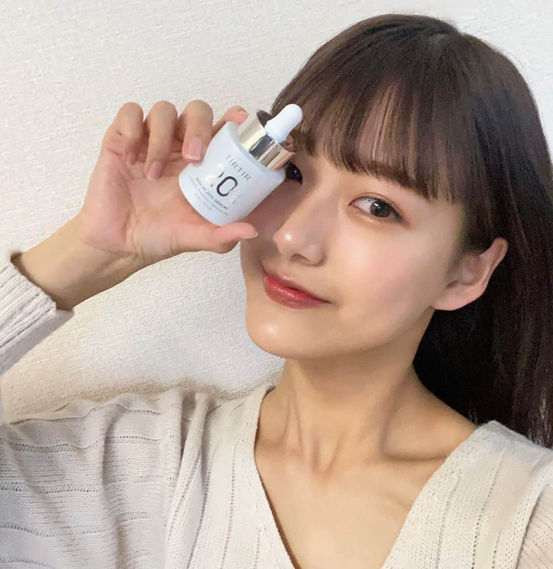 佐藤茜のインスタグラム：「TIRTIR NIACIN 20% SERUM  @tirtir_jp_official の新しい美容液だよ🤍  ナイアシンアミドが20%も配合されてて、肌のシミ、くすみ、そばかす、毛穴改善に効果があるよ🫧  とろみのあるこっくりとしたテクスチャーで、しっかり保湿してくれるのに、肌にのせるとさらっとのびるのが嬉しい🐰  トリプルブライトニングケアにより、透明感のある輝く肌にしてくれるよ♡  アンチエイジングとしても効果大 !  今日から始まったメガ割でも購入できるから、気になったらチェックしてみてねっ☁  #PR #TIRTIR #ティルティール ナイアシン20% セラム #tirtirniacinserum #Qoo10 #Qoo10メガ割 #セラム #スキンケア #おすすめコスメ #新コスメ #水分ブライトニングケア @tirtir_innerbeauty_jp」