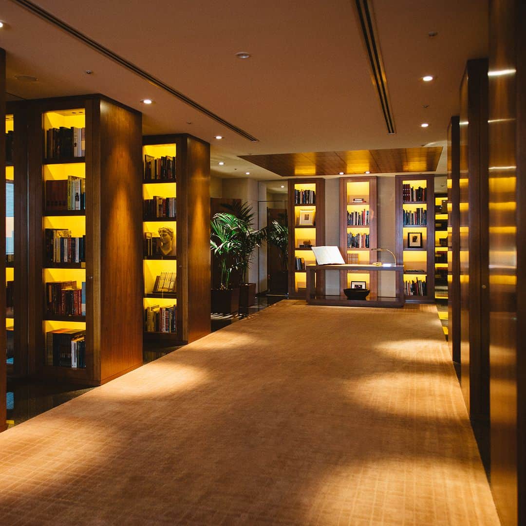 Park Hyatt Tokyo / パーク ハイアット東京のインスタグラム：「The 2000 book library located just before the front desk is one of Park Hyatt Tokyo's most iconic spots.  2,000冊の蔵書が並ぶ41階のライブラリーは、ホテルの象徴的なスペースでもあります。  Share your own images with us by tagging @parkhyatttokyo ————————————————————— #ParkHyattTokyo #ParkHyatt #Hyatt #luxuryispersonal #arrivalexperience #library #bookcollection　#パークハイアット東京  #ライブラリー #蔵書」