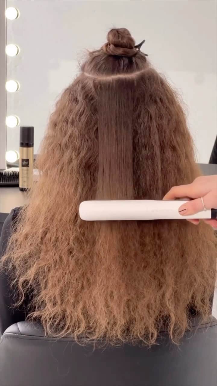 ghd hairのインスタグラム：「PSA: OUR STYLERS ARE UP TO 25% OFF 📣📣📣  Our carefully curated collection of hair straighteners and flat irons are suitable for every hair type, texture and length, each with their own unique styling results ☑️ From thin plates to wide and styling on the go, whatever your preference, find the perfect hair straightener for you with ghd 🤍  Receive a complimentary heat protect spray with every electrical purchase when using code GHDXBF at checkout this Black Friday 💰 (FYI: We have tool personalisation across selected tools too!) ✍️   #ghd #ghdhair #blackfriday #haircaredeals #blackfriday23 #blackfridayhaircare」