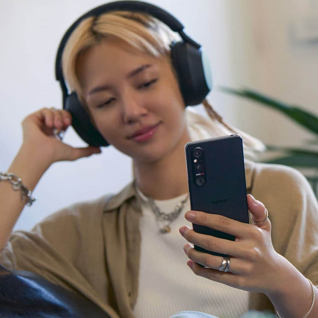 Sony Mobileさんのインスタグラム写真 - (Sony MobileInstagram)「Music sounds better on Xperia. Nurture the soul with superior sound quality - both when listening to and recording music.  #Sony #Xperia #SonyXperia #Xperia1V #WH1000XM5 #MusicPro」11月22日 18時50分 - sonyxperia