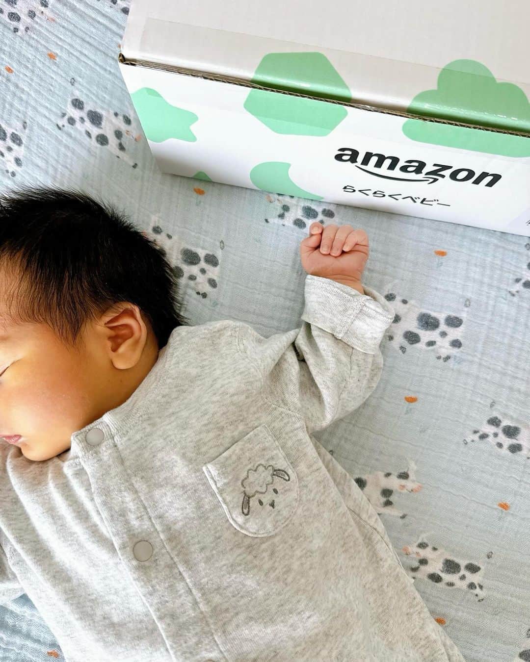 のインスタグラム：「2人目にして初めてAmazon らくらくベビーのサービスを使ってみたよ✨  オムツなどの育児アイテムのサンプルの詰め合わせが入っている出産準備お試しBox😊 Amazonプライム会員で、マイベビーリストに30個以上商品を追加して、自分か他人がそのリストから700円（税込）以上購入したら無料でもらえるみたい！  1人目の時から利用していれば〜！と思いました💫  オムツや、母乳パッドって色々なブランドさんがあるけどそれを少ない枚数でお試しできるのって私的にはすごく助かるんだよね。  Amazonで11月24日から12月1日にかけて開催される「Amazon ブラックフライデー！」らくらくベビー登録者限定ポイントキャンペーンも11月24日から12月15日に開催されるよ！  エントリーすることで更に✨ ポイントが最大3500ポイントもらえるというお得なキャンペーンが始まるので是非その機会に気になる方はお試ししてみて👀  ちなみに私は @amazonjapan のヘビーユーザーすぎて毎日のようにお世話になってます🙏🏽 妊娠中はもちろん子供がいると重たい荷物やパッと手に入れたいものがすぐ届くって本当にありがたいサービスだよね。  #PR #Amazonらくらくベビー #Amazon #出産準備」