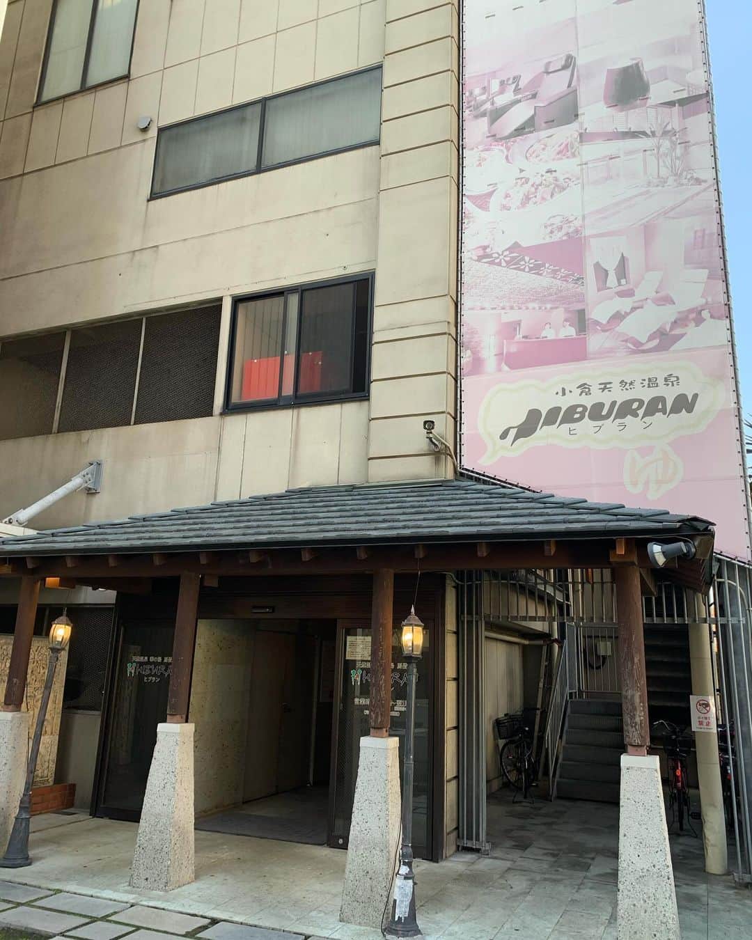 長谷川穂積のインスタグラム：「華の湯HIBURAN サウナは小さく5人でいっぱい 一段しかない 温度は90度ちょい　テレビはあり 水風呂は16度ほど 野外があるから涼むにはいいが寝そべれる整い椅子はない サウログ3.13 #華の湯HIBURAN」