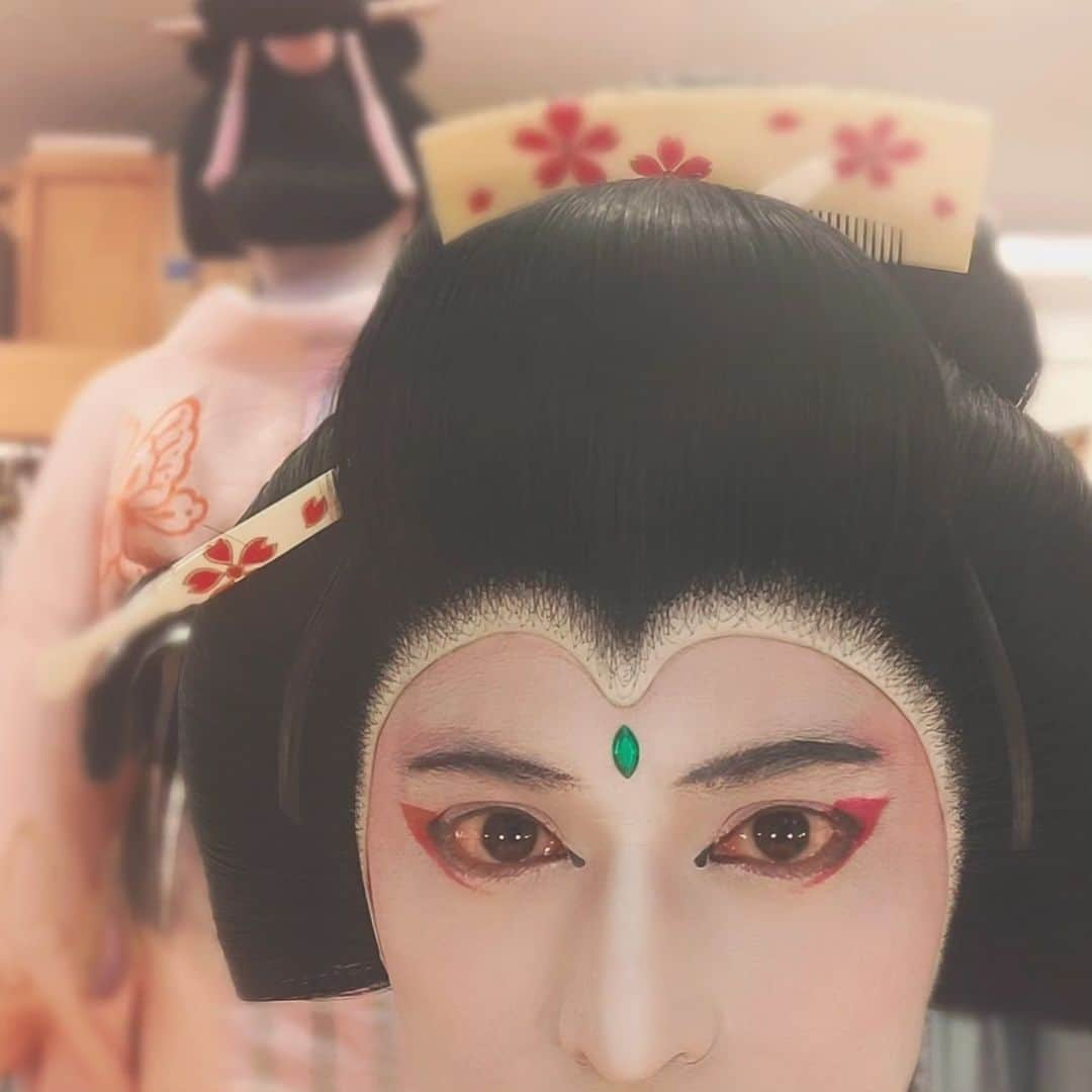 尾上緑さんのインスタグラム写真 - (尾上緑Instagram)「〜ここまでのお話〜 砂漠の街からいよいよガンジス川の聖地 «バラナシ»へ  オノエミードリ旅記 印度伝ねん⑤ 『24時間・三角座りで列車旅！？』  二日待っても 満席の列車しか来ず キャンセル待ちをしても 席が空かず...  仕方なく飛び乗った列車は 席がないので いわゆる連結部分に？  足の踏み場もない インド人で埋め尽くされた 連結部分に？？ 三角座りで24時間移動😵  『しかしこれが全然苦じゃないのです』  みんなで協力し スペースがあけば そこに立っていた人を座らせたり 話しかけて一体感がうまれたり  日本で電車が少し遅れたり 満員電車でイライラしたり  『そんな思いをまったくしないのです』  オノエミードリ インドで悟りを開く💫  #1枚目 #24時間共に乗り越えた子どもたちと #2枚目 #悟りを開いた連結部分 #3枚目 #やはりインド人は濃かった #私は顔が濃いと言われますが #向こうにいけば速攻 #ジャパニーと声を掛けられる #しょうゆ顔男子 #4枚目 #今月のインドメイク  #歌舞伎 #歌舞伎座 #極付印度伝  #印度伝ねん #マハーバーラタ戦記  #オノエミードリ旅記 #序幕首都デリーの場から #大詰ガンジス川のほとりの場まで #五場 #三角座りで座禅の場  #この旅は #インド #2013年5月6日から5月19日までの #2週間にわたる実話である。」11月22日 18時55分 - onoe_midori