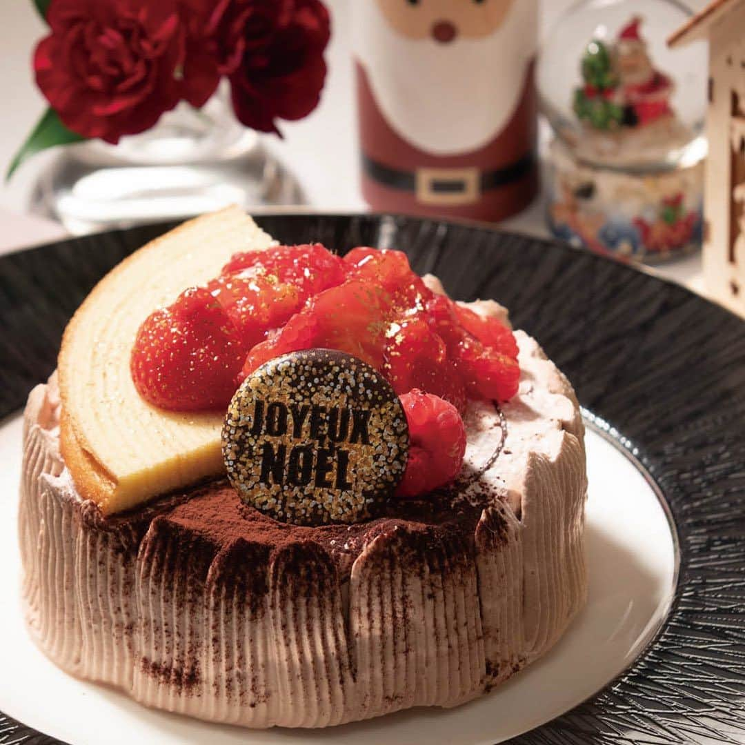 グランドプリンスホテル新高輪のインスタグラム：「🎄Sweet Christmas Stay🎄  お部屋にお届けするクリスマスケーキとともに、 大切な方とゆったりとお過ごしいただけるステイプランはいかがですか？  特別な夜に華やぎを添えるのは、本プラン限定のパティシエ特製チョコレートケーキ✨ （画像は昨年度のものです） 東京タワービューのお部屋からは、きらめく夜景をご覧いただけます。  プライベートな空間でお祝いいただけるのでファミリーやカップルにおすすめ💫 心に残る素敵なクリスマスナイトをお過ごしください⭐  期間： 2023年12月22日 (金) ～2023年12月25日 (月) ご予約・詳細はプロフィール（ @grandprincehotel_shintakanawa ）から当ホテル公式ホームページをご覧ください。  🎄Sweet Christmas Stay🎄  How about a relaxing stay with your loved ones with a Christmas cake delivered to your room?  The special chocolate cake made by our patissier will be delivered to your room to add a special touch to your special night.✨ (The image is from last year) The rooms with a view of the Tokyo Tower gives you a spectacular view of the sparkling night scenery.  Recommended for families and couples to celebrate in a private space. Please enjoy a memorable and wonderful Christmas night ⭐  Period: Friday, December 22, 2023 - Monday, December 25, 2023 For reservations and more information, please visit our official website through our profile ( @grandprincehotel_shintakanawa ).  #グランドプリンスホテル新高輪 #grandprincehotelshintakanawa #プリンスホテル #princehotel #高輪時間 #東京ホテル #東京旅行 #東京散策 #travelgram #japan_travel #tokyotrip #スイーツ #ホテルスイーツ #東京スイーツ #東京スイーツ巡り #スイーツ巡り #スイーツ好きな人と繋がりたい #ケーキ #クリスマスケーキ2023 #クリスマスケーキ #christmascake #クリスマス #christmas #xmas #クリスマスパーティー #クリスマスデート #東京デート #デート」