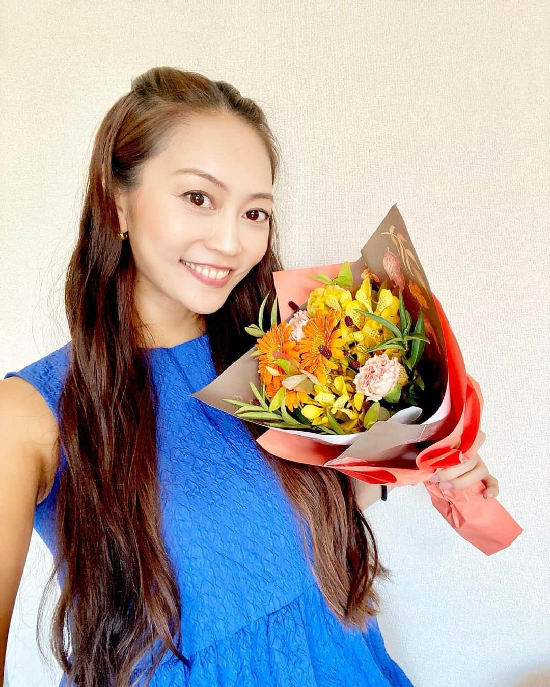 SAORIのインスタグラム：「🧡💙🧡💙🧡 先日お友達からお花をもらい💐 なんだかウルウルしちゃった🥹 そういう年頃のようです😘 誕生日とかで貰う花束も嬉しいけど 不意打ちでサプライズでもらった花束は なんだか嬉しさ倍増で しかも私のイメージカラーのオレンジ色🧡 ありがとう♡♡♡  #退院祝い #退院しました」