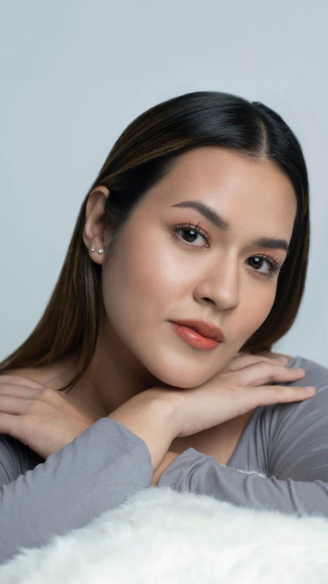 Raisa Andrianaのインスタグラム：「Ever feel like you’re searching for a setting powder that feels so soft, like second skin, without looking too powdery?  A radiant look without having to struggle with the oiliness?  A makeup setter for a non flat-looking-matte, non cakey, and healthy natural looking face?  And so we give you the answer, The Daily Radiant Matte Setting Powder.  Your light support that’s ready to #SetYourDay. Available on 25.11.2023.  #RaineBeauty #ConsciousBeauty」