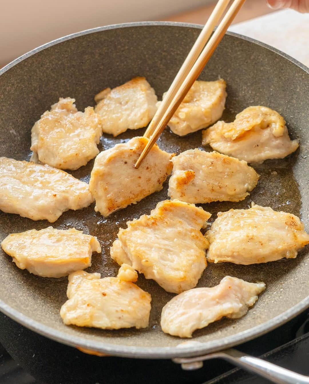 ぐっち夫婦さんのインスタグラム写真 - (ぐっち夫婦Instagram)「ごはんがすすむおかず🍚 今日は「鶏むねと小松菜のオイスター炒め」  鶏むねと小松菜でさっと1品！ 粉をまぶして炒めているので柔らかくて美味しいよ〜＾＾  🍳レシピ概要 フライパンにごま油を入れ、 鶏むね肉に片栗粉をまぶし焼きます。 にんじん、小松菜も炒め、 オイスターソース、しょうゆ、酒、鶏ガラ で調味したら完成！  よかったらつくってみてね☺️  ☻☻ⒽⒺⓁⓁⓄ☻☻  「鶏肉と小松菜のオイスターソース炒め」 🥞分量：2人分 ⏰調理時間：15分 ⭐️難易度：★☆☆  鶏むね肉　1枚（300g） 小松菜　3株（120g） にんじん　1/3本（50g） 酒　大さじ1 塩　少々 こしょう　少々 片栗粉　適量 ごま油　大さじ1  【A】 オイスターソース　大さじ1 しょうゆ　大さじ1/2 酒　大さじ1 鶏ガラスープの素　小さじ1/2  🐣下準備🐣 鶏むね肉は一口大のそぎ切りにし、酒、塩・こしょうを揉み込み、片栗粉をまんべんなくまぶす。小松菜は根を落とし、4〜5cm幅に切る。にんじんは短冊切りにする。  🙋‍♂️焼く🙋‍♀️ 熱したフライパンにごま油を入れ、鶏むね肉を弱めの中火でじっくり両面焼く。  🙋‍♂️炒める🙋‍♀️ 焼き色がついたら、にんじん、小松菜の茎の部分を加えて炒め合わせる。全体に油が回ったら小松菜の葉の部分を加えて炒める。 	 🙋‍♂️調味する🙋‍♀️ Aを入れ、全体に味をなじませ、皿に盛る。  ***  今回はヘルシーな鶏むね肉を 小松菜とにんじんと炒めるだけの簡単レシピ！ オイスターソースでコクたっぷりで ごはんにもよく合う＾＾ ぱぱっと炒めておいしく仕上げてね。  👶💬 みなさんからのアドバイスどおり！ 靴下は履かず、レッグウォーマーやベストで あたたかくしてみています〜 帽子も被らないほうがいいのかな？  ぐっち夫婦の今日なにたべよう？🙋‍♂️🍽🙋‍♀️  ***  🐣お知らせ🐣  📘✨好評発売中！ 「いろいろつくってきたけど、やっぱりこの味」  🎦 YouTube 【ぐっち夫婦のふたりごはん】でも レシピ配信しています〜！ 遊びにきてね🙋‍♂️🙋‍♀️ @gucci_fuufu  💬 LINEでレシピ検索できます！ @gucci_fuufu にて  ☻☻ⒽⒺⓁⓁⓄ☻☻  #japanesefood #japanesefoods #レシピ #料理記録 #手作り料理 #簡単レシピ #ふたりごはん#夕ご飯 #晩ご飯 #お家ご飯 #手料理 #今日のごはん #ぐっち夫婦 #料理好きな人と繋がりたい #小松菜 #にんじん #鶏むね肉 #オイスターソース」11月22日 18時58分 - gucci_fuufu