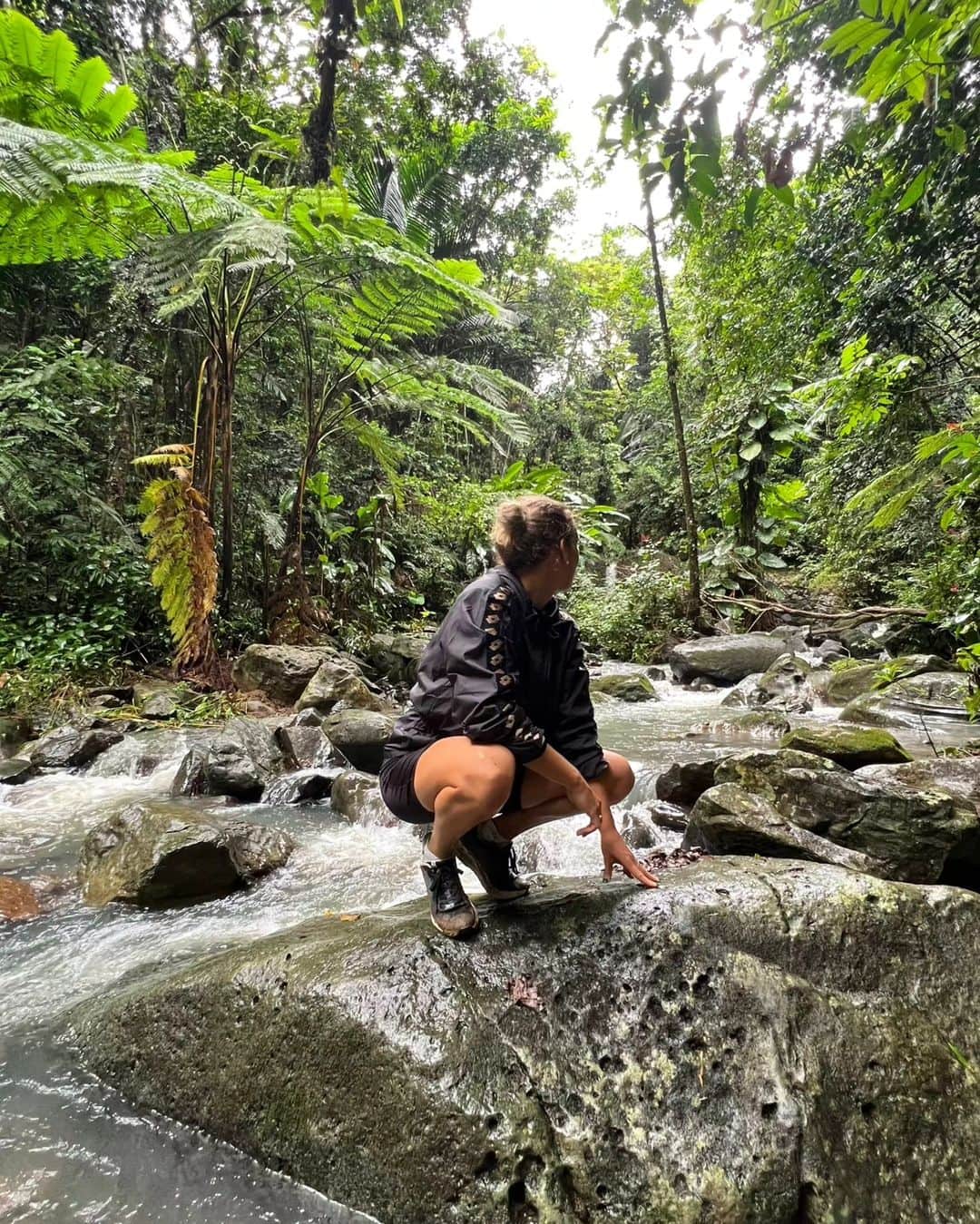 エリーゼ・メルテンスのインスタグラム：「Hiking in the rainforest 💚💦🍃 #puertorico」