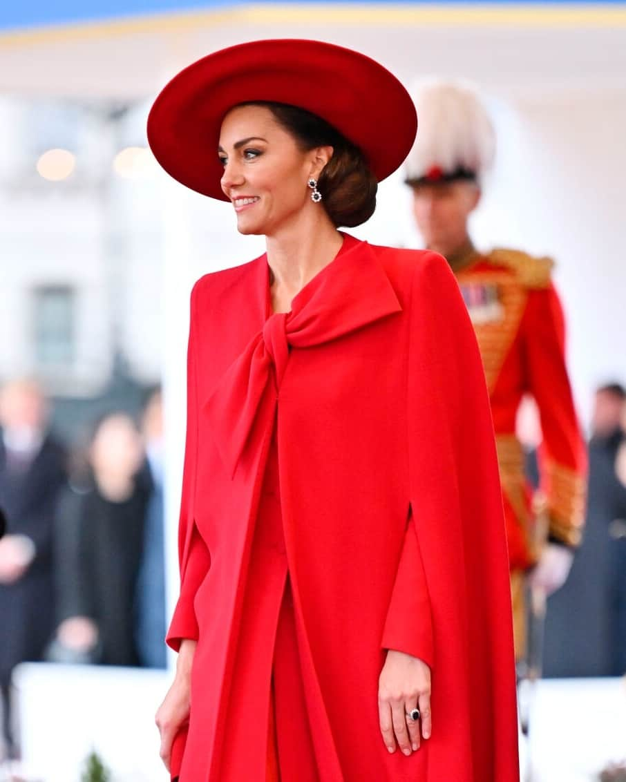 ELLE DKのインスタグラム：「Prinsesse Kate af Wales forstår sig på at kombinere drama med klassisk elegance. Det beviste hun tirsdag ved en officiel ceremoni i forbindelse med et statsbesøg fra Sydkorea, hvor prinsessen var iført et komplet rødt look med tilhørende kappe, der var som taget ud af et juleeventyr. Få flere detaljer om det smukke look via link i bio.   Foto: Ritzau Scanpix」