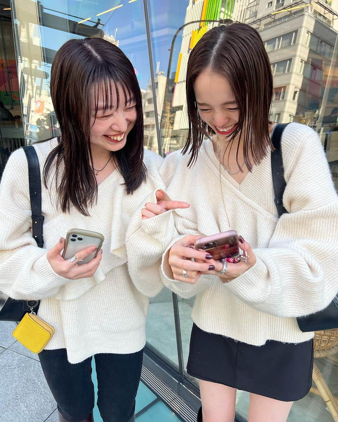 森川小百合さんのインスタグラム写真 - (森川小百合Instagram)「今日の私たち👯‍♀️  噂の#やっすーニット こと#マルチカラー付きニット ♡  次の店頭入荷は11月最後の週です🙇🏻‍♀️  パンツもスカートもなんでも合わせられる激かわニット。 ヘビロテ決定ーっ！  @____3.yassu  . #mystic#mystic_mystyle#コーディネート#ミニスカ#スカート#スカパン#デート#デート服#おでかけ#おでかけコーデ#163cm#163cmコーデ#骨格ウェーブ #骨格ナチュラル#骨格ウェーブ#ニット#ニットコーディネート#秋#冬#冬コーデ#冬服コーデ#冬服#ブーツ#ブーツコーデ#ボブ#ミニボブ#ロブ#ロブヘア#きりっぱなしボブ」11月22日 21時30分 - lily.s_y