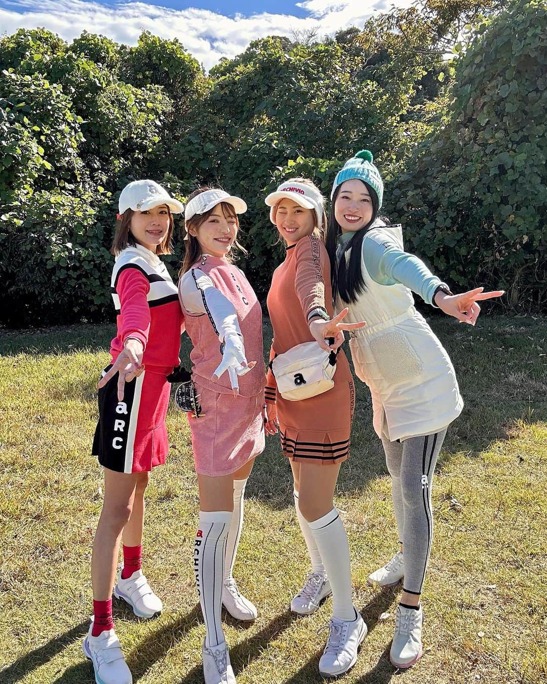 ISHIIYUKIKOさんのインスタグラム写真 - (ISHIIYUKIKOInstagram)「この前大型コンペに参加したよー❣️ @linkth_golf   久しぶりに会う友達もいっぱい居て楽しかった😍 マイホールイベントもあって、幹事さんは大変だったと思う🥹✨お疲れ様です🥹  ゼクシオの新しいドライバーを試打できるホールがあって、打ったらめっちゃ良かった‼️ 感覚的には結構右行ったなーって思ったらそんなに曲がってなかった😳もっと打ってみたい♡  この日のウェアは @archivio.official ❣️ アルチビオのカートもあったよ🤭  ぴちぴちギャルと同組で楽しかったです♡笑  #ゴルフ #ゴルフ女子 #golf #golfgirls  #골프 #골프스타그램  #高尔夫 #golfswing #アルチビオ #アルチビオコーデ #ゴルフコンペ」11月22日 18時59分 - ishii_yukiko