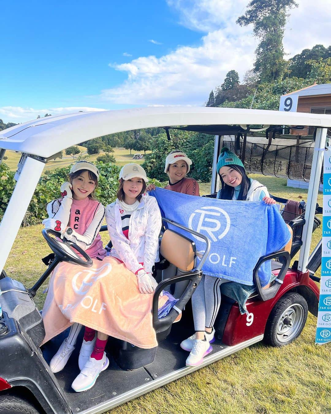 ISHIIYUKIKOさんのインスタグラム写真 - (ISHIIYUKIKOInstagram)「この前大型コンペに参加したよー❣️ @linkth_golf   久しぶりに会う友達もいっぱい居て楽しかった😍 マイホールイベントもあって、幹事さんは大変だったと思う🥹✨お疲れ様です🥹  ゼクシオの新しいドライバーを試打できるホールがあって、打ったらめっちゃ良かった‼️ 感覚的には結構右行ったなーって思ったらそんなに曲がってなかった😳もっと打ってみたい♡  この日のウェアは @archivio.official ❣️ アルチビオのカートもあったよ🤭  ぴちぴちギャルと同組で楽しかったです♡笑  #ゴルフ #ゴルフ女子 #golf #golfgirls  #골프 #골프스타그램  #高尔夫 #golfswing #アルチビオ #アルチビオコーデ #ゴルフコンペ」11月22日 18時59分 - ishii_yukiko