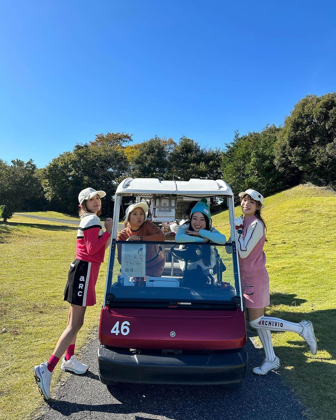 ISHIIYUKIKOさんのインスタグラム写真 - (ISHIIYUKIKOInstagram)「この前大型コンペに参加したよー❣️ @linkth_golf   久しぶりに会う友達もいっぱい居て楽しかった😍 マイホールイベントもあって、幹事さんは大変だったと思う🥹✨お疲れ様です🥹  ゼクシオの新しいドライバーを試打できるホールがあって、打ったらめっちゃ良かった‼️ 感覚的には結構右行ったなーって思ったらそんなに曲がってなかった😳もっと打ってみたい♡  この日のウェアは @archivio.official ❣️ アルチビオのカートもあったよ🤭  ぴちぴちギャルと同組で楽しかったです♡笑  #ゴルフ #ゴルフ女子 #golf #golfgirls  #골프 #골프스타그램  #高尔夫 #golfswing #アルチビオ #アルチビオコーデ #ゴルフコンペ」11月22日 18時59分 - ishii_yukiko