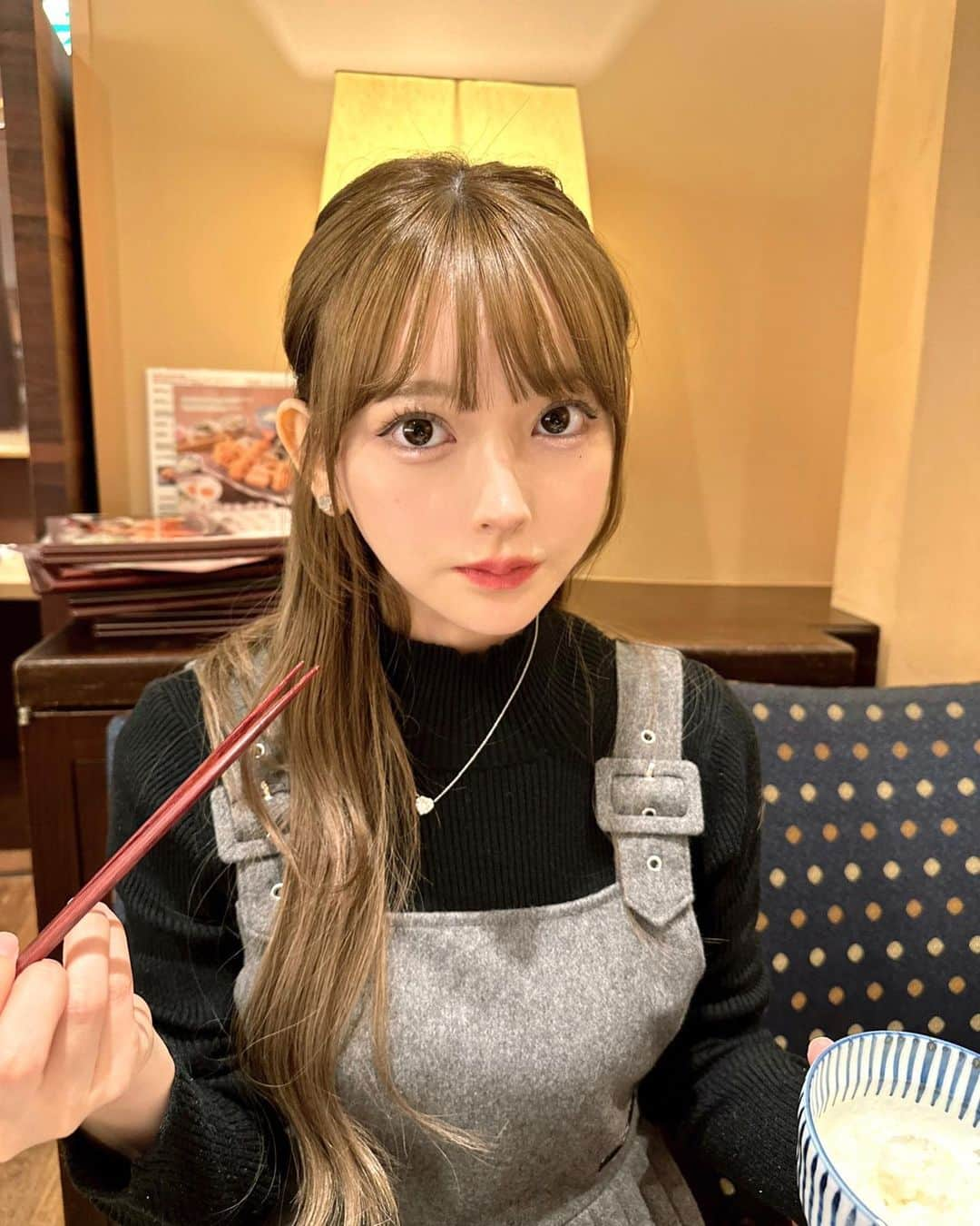 黒崎みささんのインスタグラム写真 - (黒崎みさInstagram)「実は顎下たるみとりのダウンタイム中🍚 (４枚目縫い目注意) ⁡ #ダウンタイム #🍚 #伊勢丹新宿店 #とんかつ #epine #エピヌ #ハーフアップ」11月22日 19時00分 - misa_k88