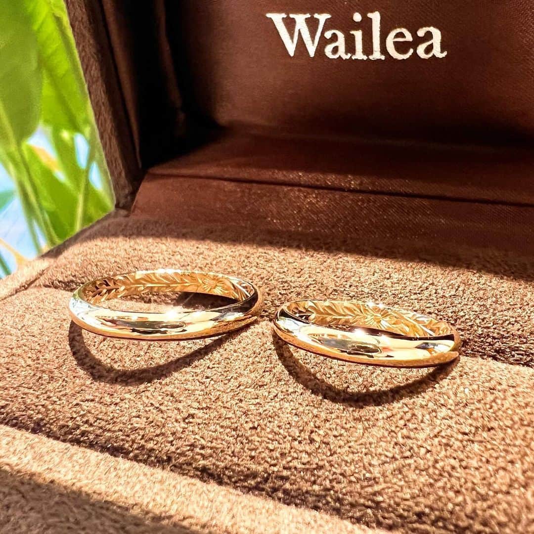 ハワイアンジュエリーのWailea（ワイレア）のインスタグラム：「こんにちは！銀座店です🌿✨  ハワイよりお仕上がりしたご結婚指輪を 先日、お引渡しさせていただきました🕊️✨  リングの内側のみ彫りを入れた『Inside Design Ring』 彫りは強い絆を結ぶという意味合いのあるマイレリーフを入れ、 艶やかで美しいお仕上がりとなりました！！！  これからもお二人の元へ沢山の幸せが訪れてきますように…😌🌈✨  #wailea #ワイレア #hawaiianjewelry #ハワイアンジュエリー #ジュエリー #exitmelsa #銀座 #ginza #waileaginza #ワイレア銀座店  #ring #bangle #engagering #婚約指輪 #marriage #結婚指輪 #bridal #プロポーズ #ordermade #オーダーメイド #ハワイ #hawaii」