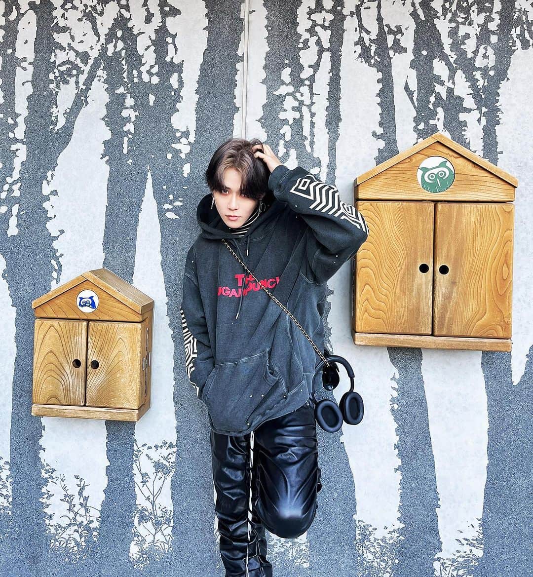 YUKIのインスタグラム：「スウェットが良すぎて追加でパーカーゲトってしまった🔥 質感サイズ加工やっぱどれも最高だ、、 Newヘアカラーとも相性💪 #thesugarpunch #ultraman #ウルトラマン #japaneseculture」