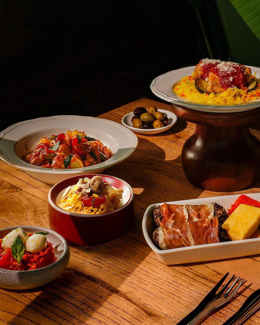キャセイパシフィック航空さんのインスタグラム写真 - (キャセイパシフィック航空Instagram)「A hearty Italian meal 30,000 ft above the ground✈️? Say no more😋. We are partnering with @piratahk , one of the most beloved Hong Kong-based restaurants, to bring their authentic, home-style Italian cuisine to your flight 🇮🇹 !  From an irresistible appetiser, such as the Caprese salad with tomatoes and bread, to our flavourful main courses, like the Roman-inspired pork saltimbocca with mushroom jus, every dish is a celebration of Italy's rich and vibrant flavours, presented with elegant simplicity😋.  The menu is now available in Premium Economy cabins on selected medium- and long-haul flights departing from Hong Kong. Taste the difference in the details, and buon appetito❤️! Learn more: Link in Bio  #cathaypacific #MoveBeyond  即使身在三萬呎高空✈️，亦無阻你品嚐正宗經典的意式風味😋！我們與香港知名意大利餐廳 @piratahk 推出一系列特色航膳，為你呈獻地道的意大利家常佳餚 🇮🇹。  由美味的「番茄水牛芝士伴麪包沙律」等開胃前菜展開你的美食之旅，「巴馬火腿豬柳卷配野菌汁」等主菜將昇華你的味蕾享受，令人回味無窮。全新機上餐膳以優質食材呈獻精緻簡約、傳統風味的意大利美食精髓😋，讓你在航班上亦能感受到撫慰人心的味道。  全新餐單現已於由香港出發的指定中長途特選經濟客艙推出。我們深信細節心思造就不凡，祝你用餐愉快❤️！了解更多：點擊Bio Link  #國泰航空 #志在飛躍」11月22日 19時00分 - cathaypacific