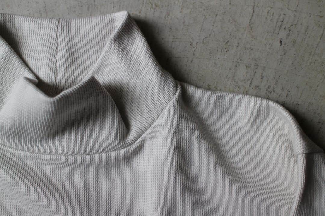 Jackmanのインスタグラム：「▽ FW23 PIMA HIGHNECK SHIRT JM7268 100%COTTON ￥16,500 Color: 77Sumikuro,149Frost  撚糸工程に高度な技術が必要なため 市場にはあまり出回らない 希少なスペイン産のピマコットンを使用  引き揃えて 度目を詰めて天竺編みすることで 肉厚で独特の滑りと しなやかさを持った表情にしました  肌触りが良く 家庭洗濯可能な綿100%ですので ジャケットのインナーとして コートのインナーとして首元を引き立て シーズンを通して着用できます  This piece uses rare Spanish pima cotton, which is seldom available on the market due to the difficulty of twisting it and the sophisticated technology it requires. The fabric is a jersey knit with paralleled yarns stitched tightly together to create a thick, uniquely slippery and supple look. It is made of 100% cotton, which is pleasant to the touch and can be washed at home, allowing it to be worn throughout the seasons: as an inner piece under a jacket in the fall and under a coat in the winter, enhancing the neckline.」