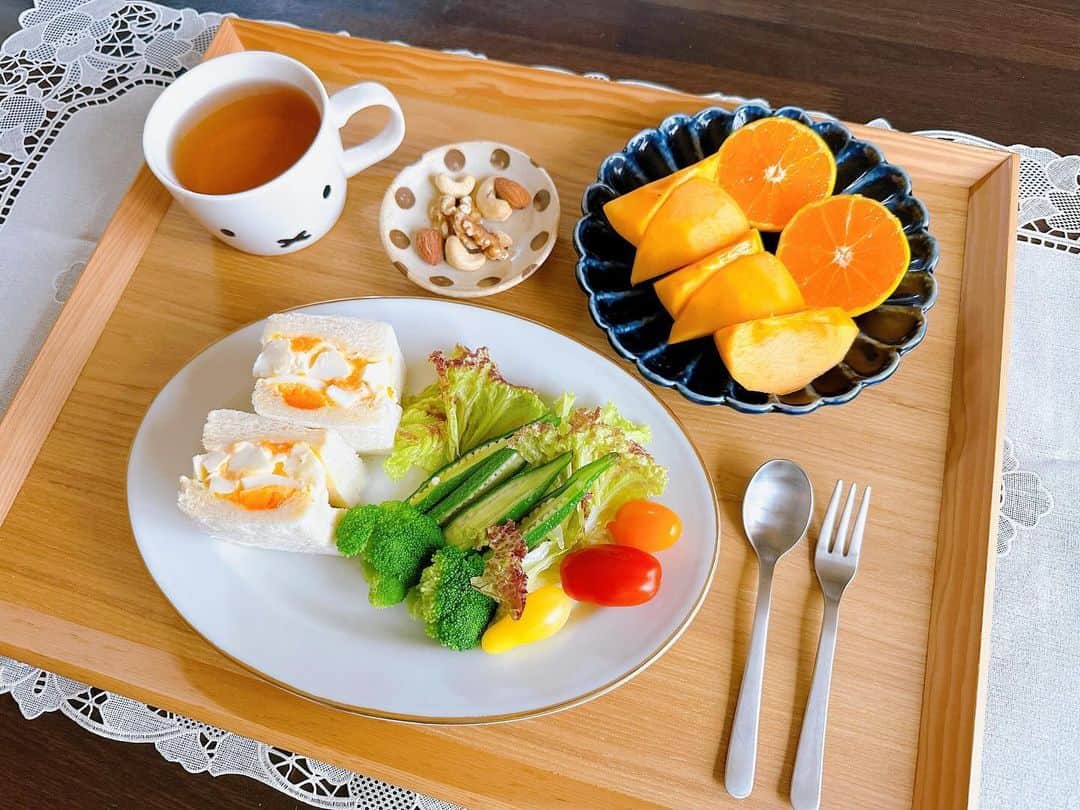 山根千佳さんのインスタグラム写真 - (山根千佳Instagram)「. . 本日は「中日新聞」夕刊の コラム掲載日🌼  チェックして下さった皆さん ありがとうございます♡  そして最近の #やまね家の朝ごはん 🕊️  ＊たまごサンド ＊食パン ＊フレンチトースト ＊家庭菜園サラダ ＊野菜たっぷりスープ ＊ミックス無塩ナッツ ＊季節のフルーツ  大好きなミッフィーのコップお気に入り︎☺︎  最近は毎日柿が食べれて幸せ☺️ 柿はビタミンC.抗酸化作用. むくみ予防などいい成分が沢山で嬉しい！ (ただ食べ過ぎ注意ですね) . . #morningbreakfast #breakfast  #朝食記録 #朝食メニュー #朝食 #朝ごはん #朝ごぱん #朝ご飯  #朝ごはんプレート #朝食プレート #食パン #食パンアレンジ #トースト  #卵料理 #卵レシピ #手作りヨーグルト  #トーストアレンジ #トーストレシピ　 #フレンチトースト #スープ #卵サンド  #果物 #柿 #ミックスナッツ #たまごサンド  #オレンジ #家庭菜園 #山根千佳」11月22日 19時00分 - yamane_chika