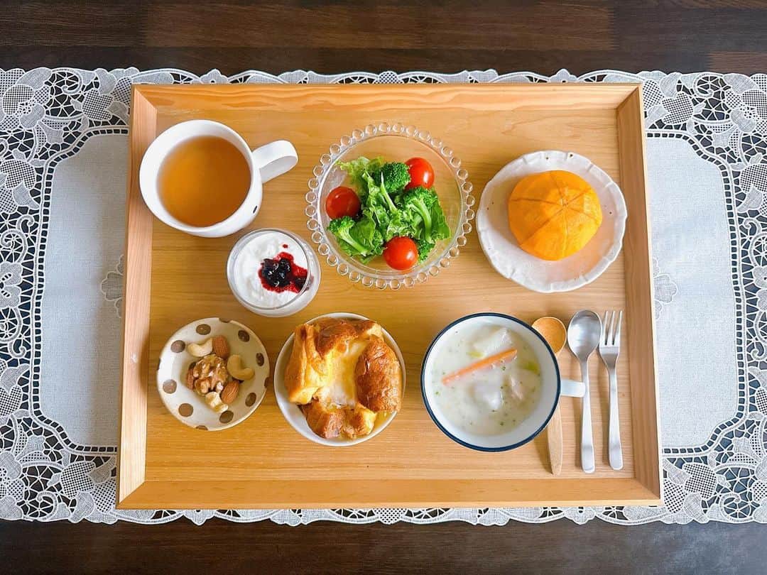 山根千佳さんのインスタグラム写真 - (山根千佳Instagram)「. . 本日は「中日新聞」夕刊の コラム掲載日🌼  チェックして下さった皆さん ありがとうございます♡  そして最近の #やまね家の朝ごはん 🕊️  ＊たまごサンド ＊食パン ＊フレンチトースト ＊家庭菜園サラダ ＊野菜たっぷりスープ ＊ミックス無塩ナッツ ＊季節のフルーツ  大好きなミッフィーのコップお気に入り︎☺︎  最近は毎日柿が食べれて幸せ☺️ 柿はビタミンC.抗酸化作用. むくみ予防などいい成分が沢山で嬉しい！ (ただ食べ過ぎ注意ですね) . . #morningbreakfast #breakfast  #朝食記録 #朝食メニュー #朝食 #朝ごはん #朝ごぱん #朝ご飯  #朝ごはんプレート #朝食プレート #食パン #食パンアレンジ #トースト  #卵料理 #卵レシピ #手作りヨーグルト  #トーストアレンジ #トーストレシピ　 #フレンチトースト #スープ #卵サンド  #果物 #柿 #ミックスナッツ #たまごサンド  #オレンジ #家庭菜園 #山根千佳」11月22日 19時00分 - yamane_chika