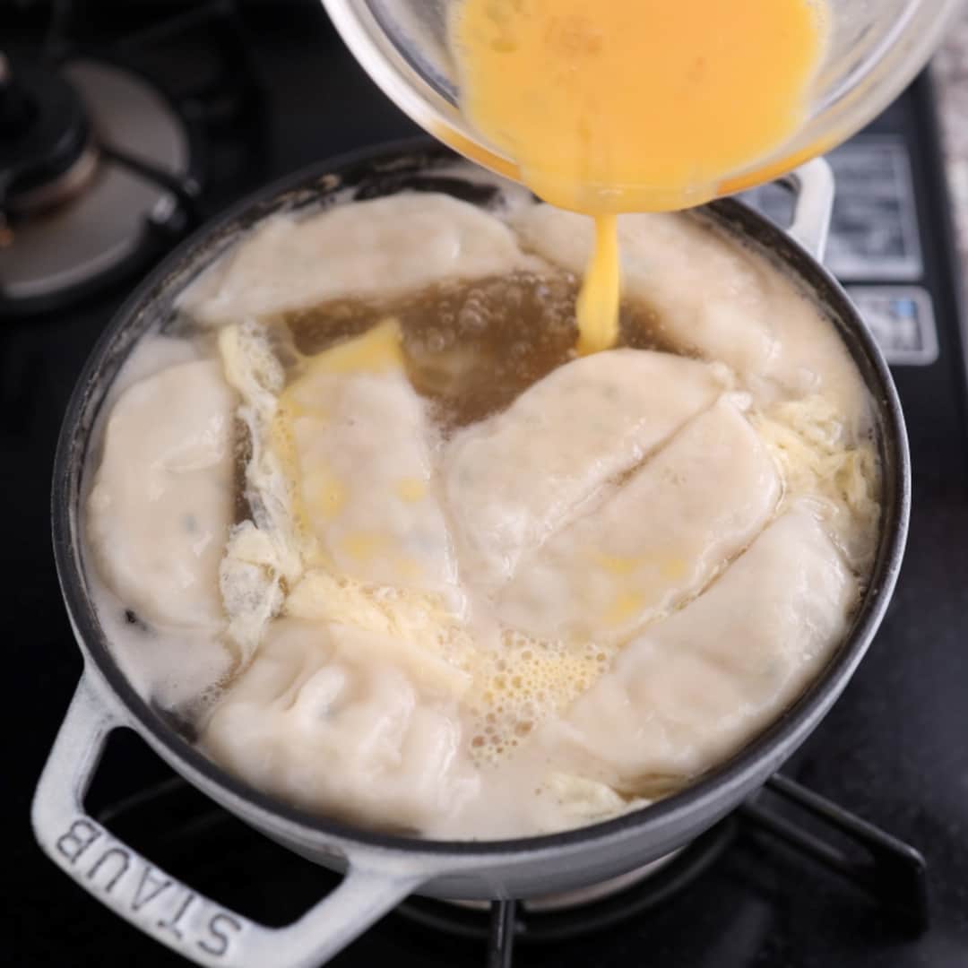おうちごはん編集部さんのインスタグラム写真 - (おうちごはん編集部Instagram)「【ふわふわ卵の餃子スープ＆ラーメン】#レシピ あり▼  10分で作れるふわふわ卵の癒しスープ💕 しっかり食べたい人はラーメンを追加すれば満腹に‼ 卵と餃子で栄養満点👍 寒い日にもぴったりのレシピです😋  --------👇レシピ👇---------  ふわふわ卵の餃子スープ＆ラーメン  ▼材料（2人分）  ・餃子……8個（冷凍でOK） ・卵……1個（溶いておく）  【A】 ・水……800ml ・鶏がらスープの素……大さじ1.5 ・醤油……小さじ2  ・水溶き片栗粉……適量 ・ごま油……大さじ1 ・黒こしょう……少々  ・ラーメン……適量 ・青ネギ…‥適量（お好みで）  ▼作り方  1. 鍋にAを入れて火をつけ、沸いたら餃子を入れて煮る。  2. 1に水溶き片栗粉を加え、とろみをつける。  3. 2に溶き卵を流し入る。  4. 仕上げにごま油と黒こしょう、お好みで青ネギを入れる。  5. ガッツリ食べたい人は、3にゆでたラーメンを入れる。  6. 4と同様、仕上げにごま油と黒こしょう、お好みで青ネギをかける。  💡POINT💡  スープが卵で濁らないよう温度に気をつけてください。ポイントは、水溶き片栗粉を投入したら、しっかりと煮立たせること。卵を一気に入れるとスープの温度が下がってしまうので要注意。溶き卵は箸に伝わせるように少しずつ細い糸状を意識しながら流し入れれば、かき混ぜなくても鍋の中で自然とふわっと広がります。ひと呼吸置いて、底のほうからゆっくりとひと混ぜしてみてください。  recipe & photo by @moaiskitchen  🔽「ふわふわ卵の餃子スープ＆ラーメン」のレシピは、おうちごはんの記事でもご紹介しています！ https://ouchi-gohan.jp/3399/  ------------------ ◆このレシピを作ってみたいと思った方は「保存📄」を、おいしそうと思った方はぜひ「いいね♥」してね😚  ◆ #おうちごはんLover を付けて投稿するとおうちごはんの記事やこのアカウント、おうちごはん発信のトレンドリリースなどでご紹介させていただくことがございます。スタッフが毎日楽しくチェックしています♪ ------------------  #おうちごはんlover #おうちごはんラバー #ouchigohanlover #ouchigohan  #あしたのおうちごはん #おうちごはん #recipe #レシピ #soup #スープレシピ #餃子 #冷凍餃子 #ラーメン #餃子スープ #晩御飯 #爆速レシピ #超特急晩御飯 #簡単レシピ #時短レシピ #卵 #卵スープ #たまごスープ #あったかごはん #ふわふわスープ」11月22日 19時00分 - ouchigohan.jp